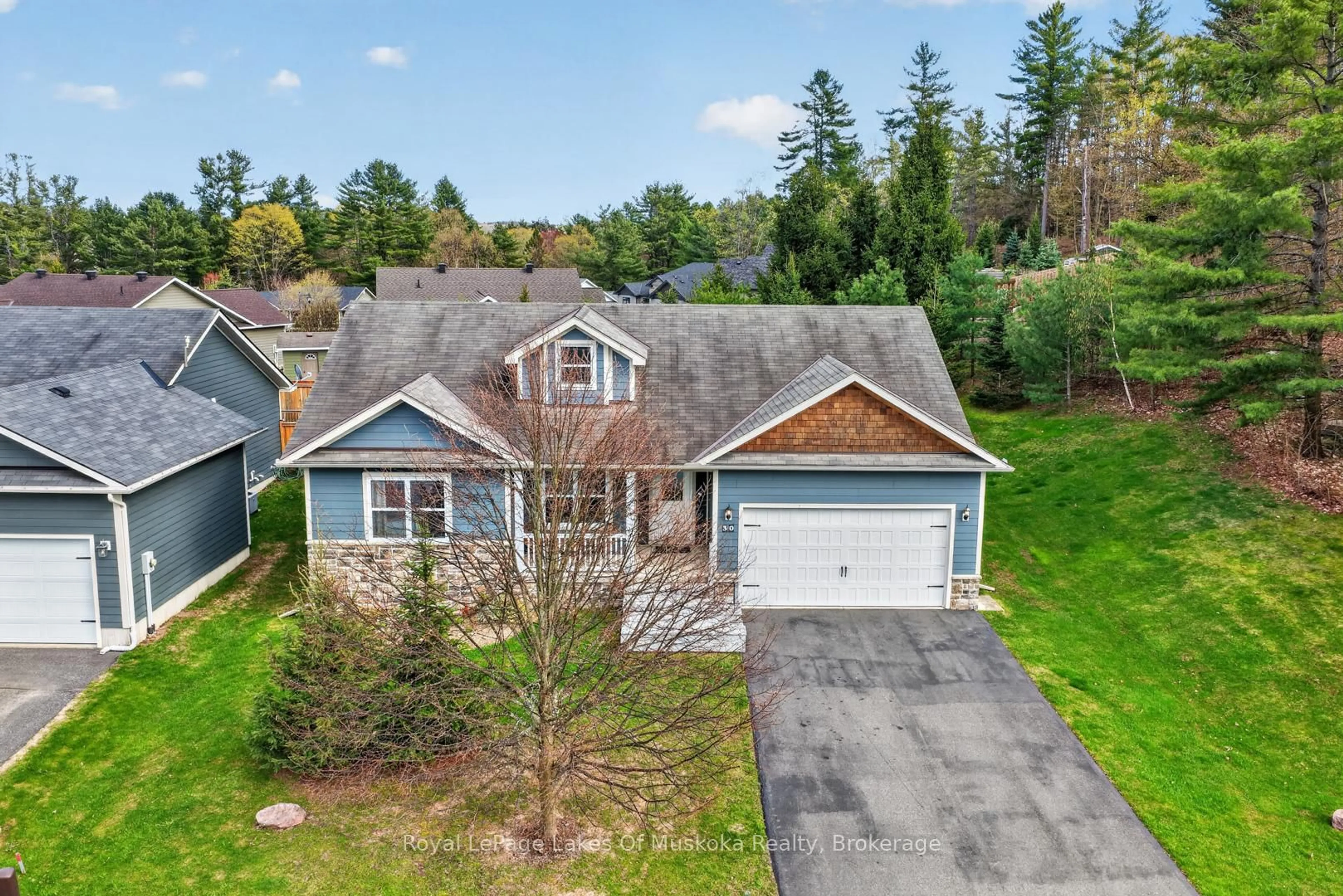 A pic from outside/outdoor area/front of a property/back of a property/a pic from drone, street for 30 Gainsborough Rd, Bracebridge Ontario P1L 1W8