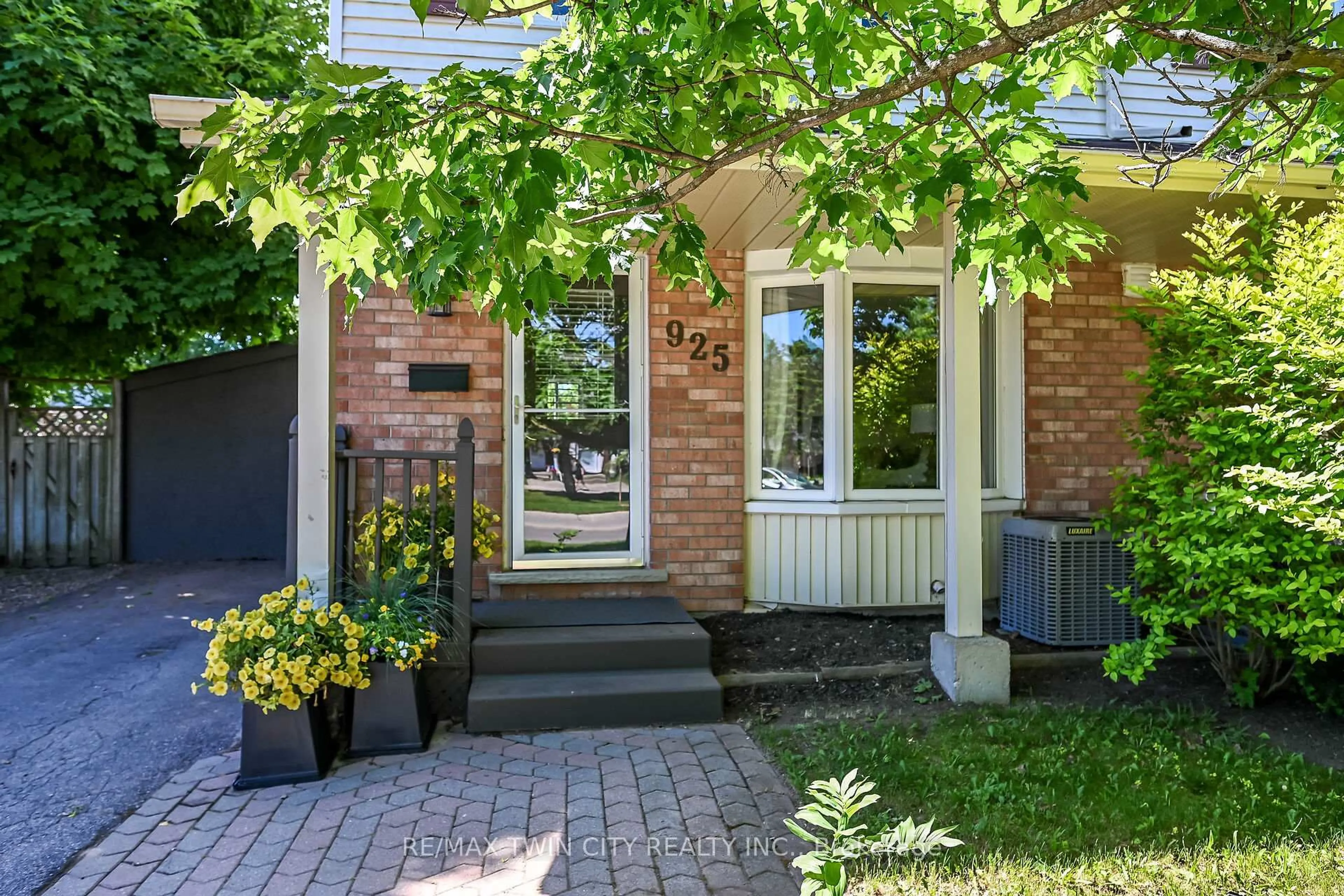 Home with brick exterior material, street for 925 Elgin St, Cambridge Ontario N1R 8C6