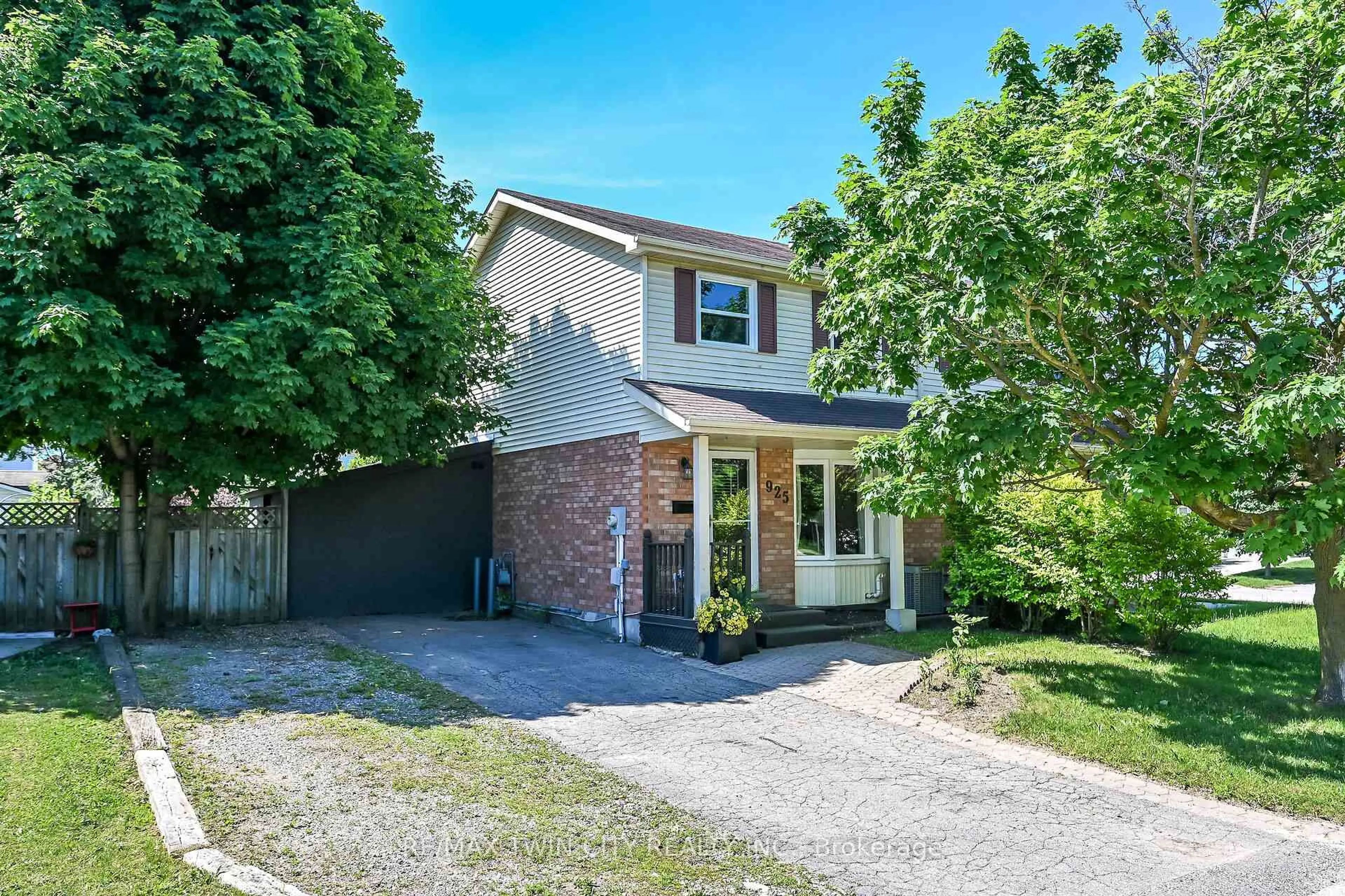Home with brick exterior material, street for 925 Elgin St, Cambridge Ontario N1R 8C6