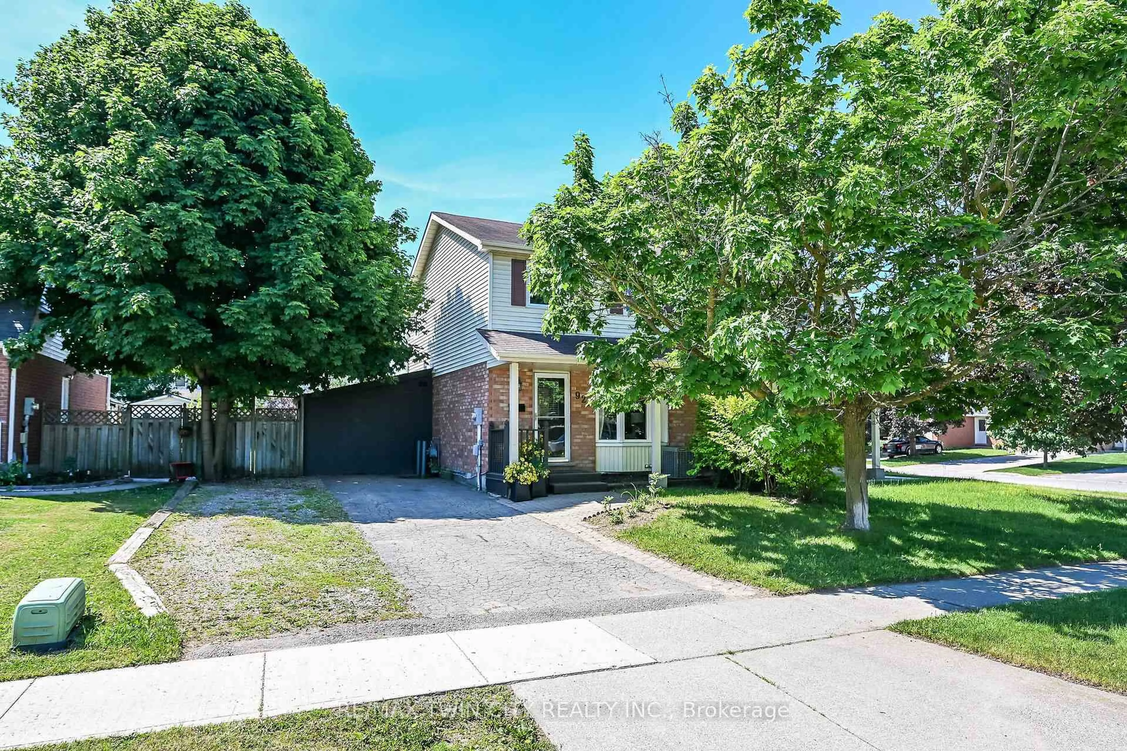 A pic from outside/outdoor area/front of a property/back of a property/a pic from drone, street for 925 Elgin St, Cambridge Ontario N1R 8C6