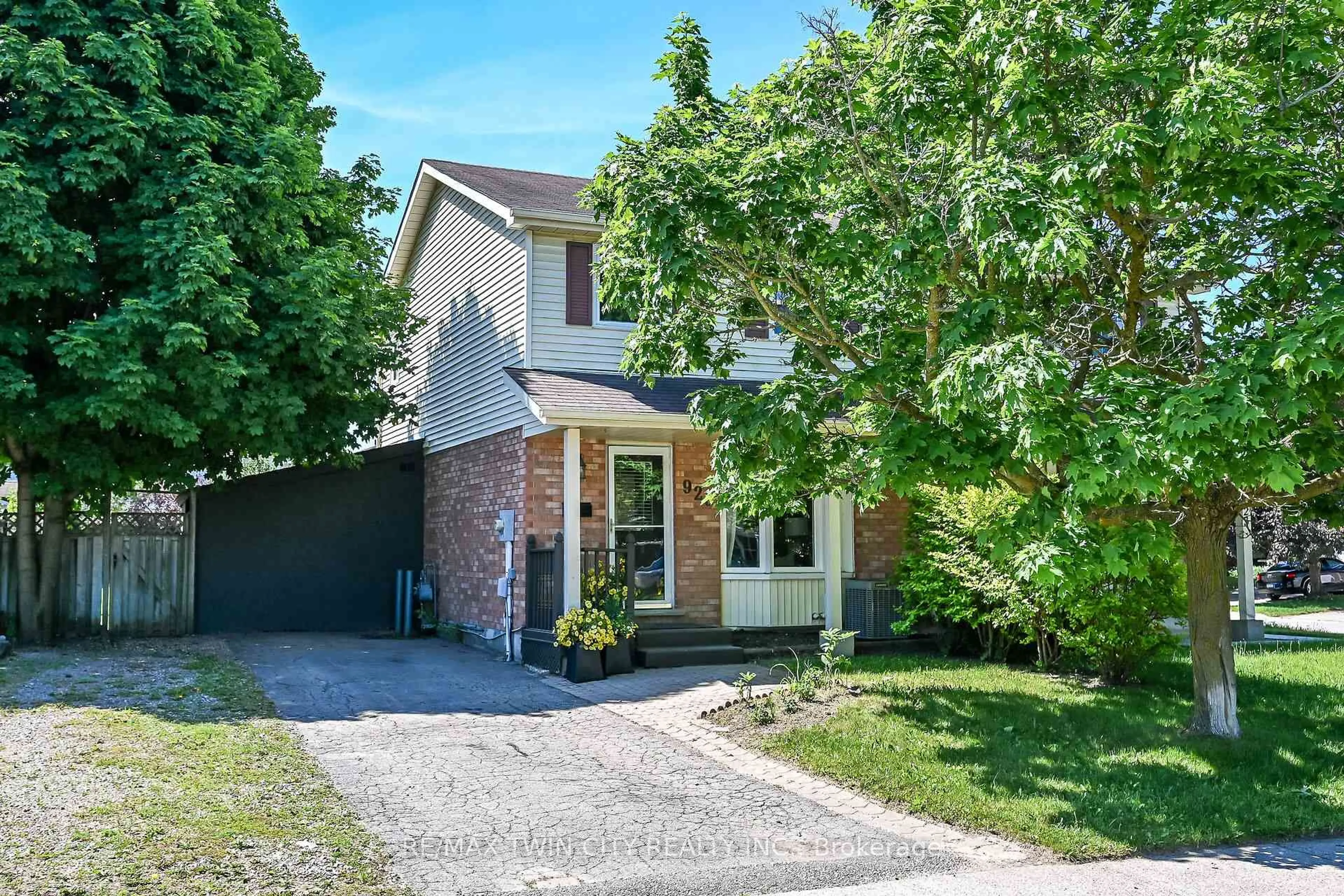Home with brick exterior material, street for 925 Elgin St, Cambridge Ontario N1R 8C6