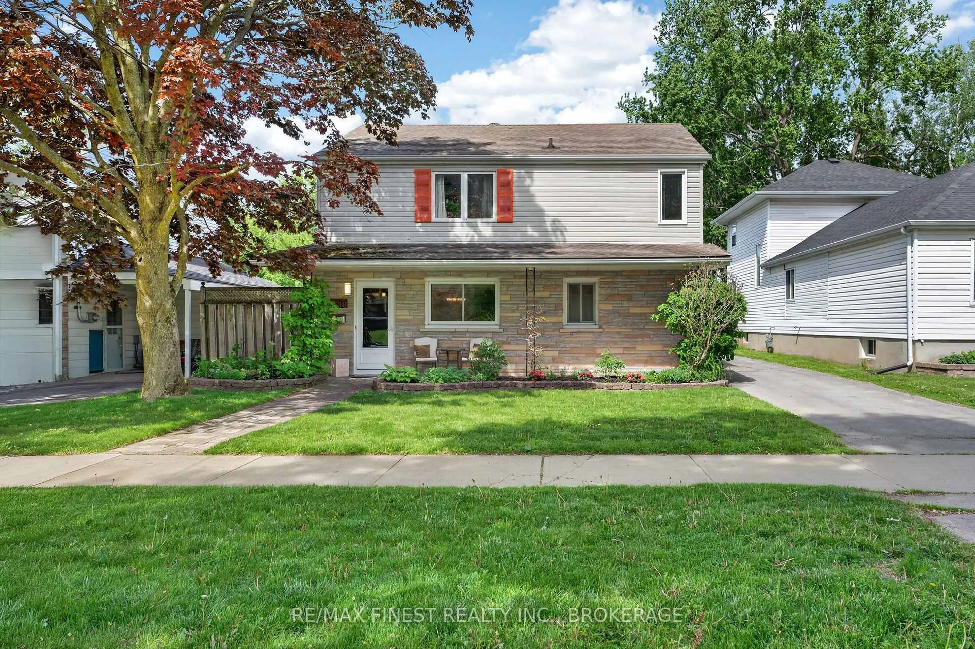 Home with vinyl exterior material, street for 218 KINGSCOURT Ave, Kingston Ontario K7K 4P8