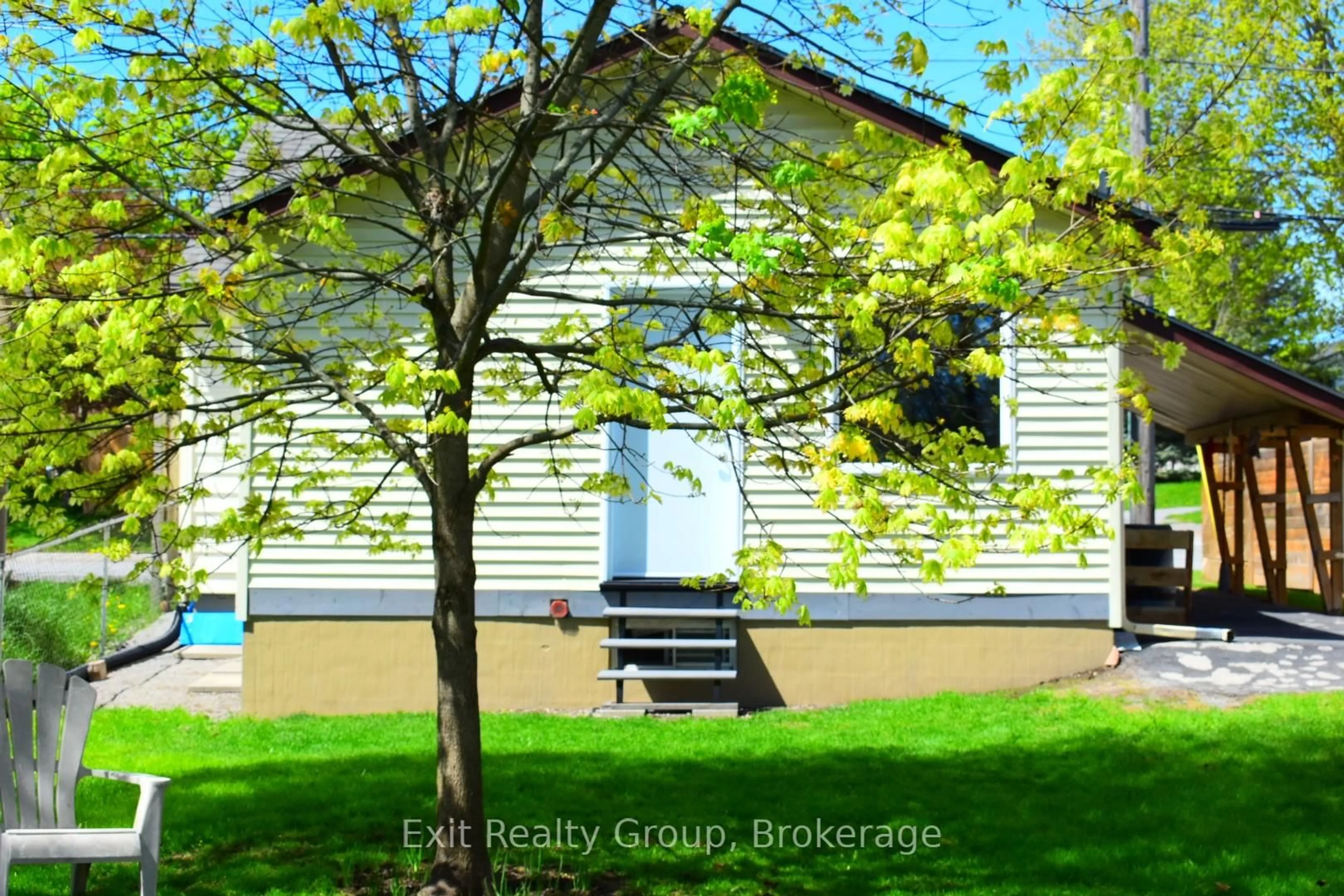 A pic from outside/outdoor area/front of a property/back of a property/a pic from drone, street for 77 Frank St, Belleville Ontario K8P 3V5