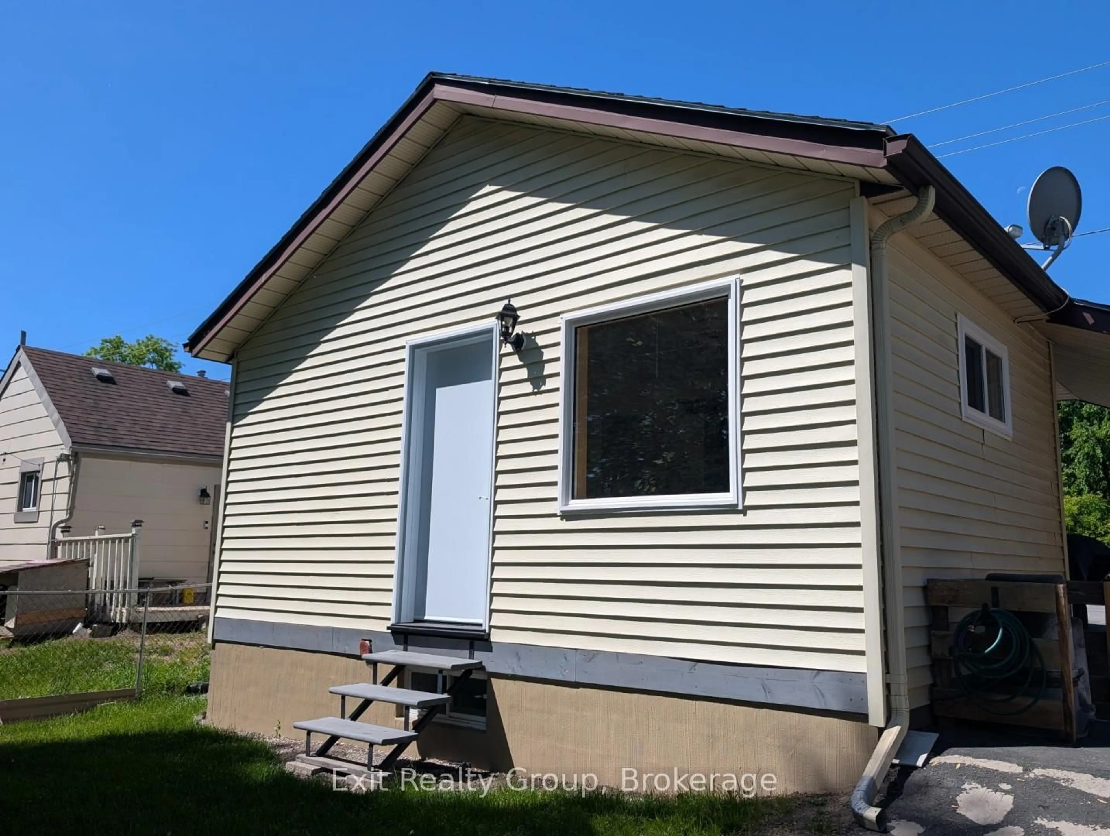 Home with vinyl exterior material, building for 77 Frank St, Belleville Ontario K8P 3V5