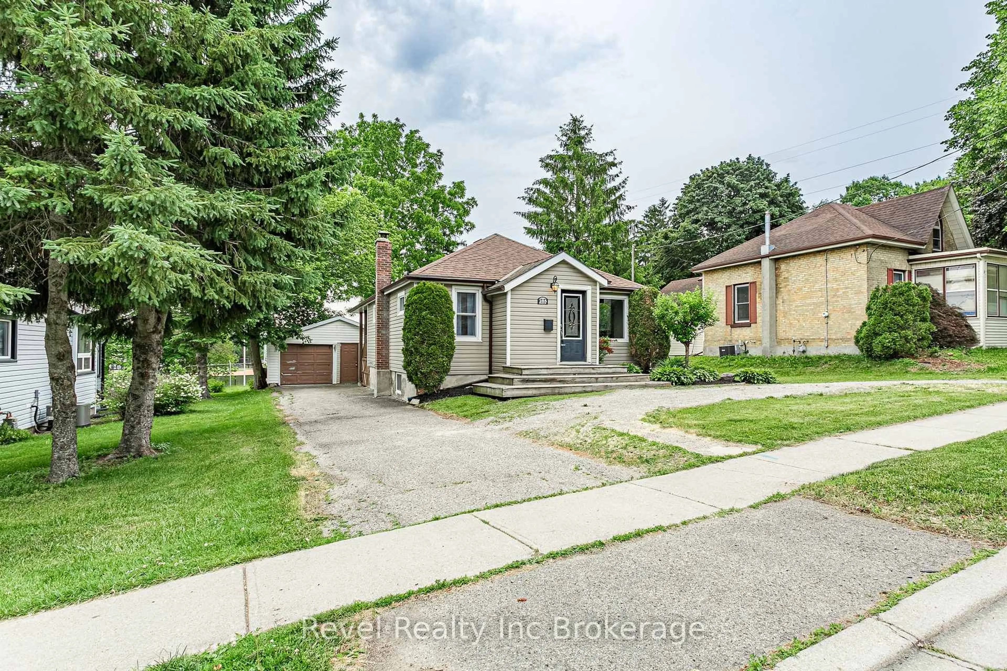 A pic from outside/outdoor area/front of a property/back of a property/a pic from drone, street for 285 Finkle St, Woodstock Ontario N4S 3E4