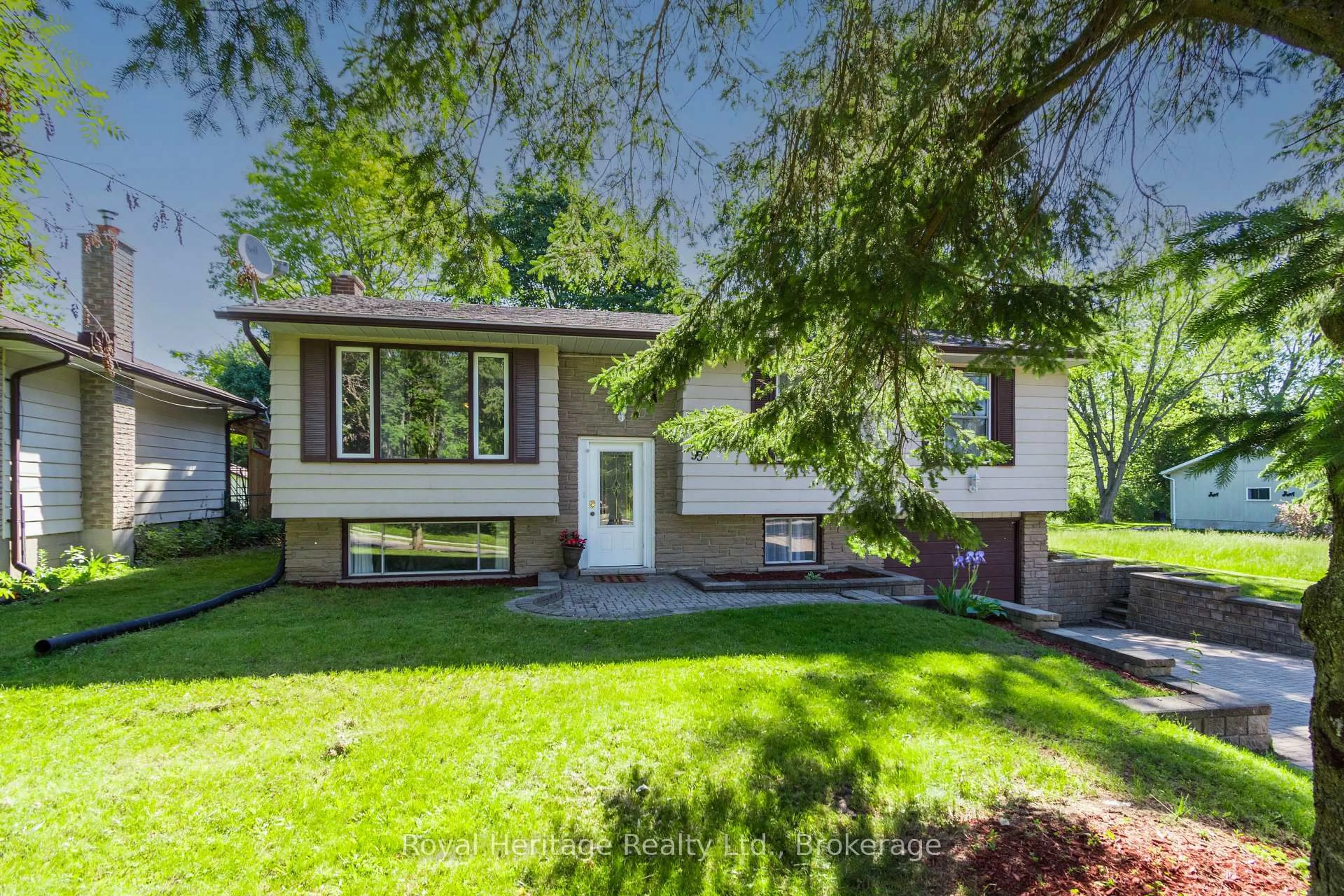 Home with vinyl exterior material, street for 95 Division St, Brighton Ontario K0K 1H0