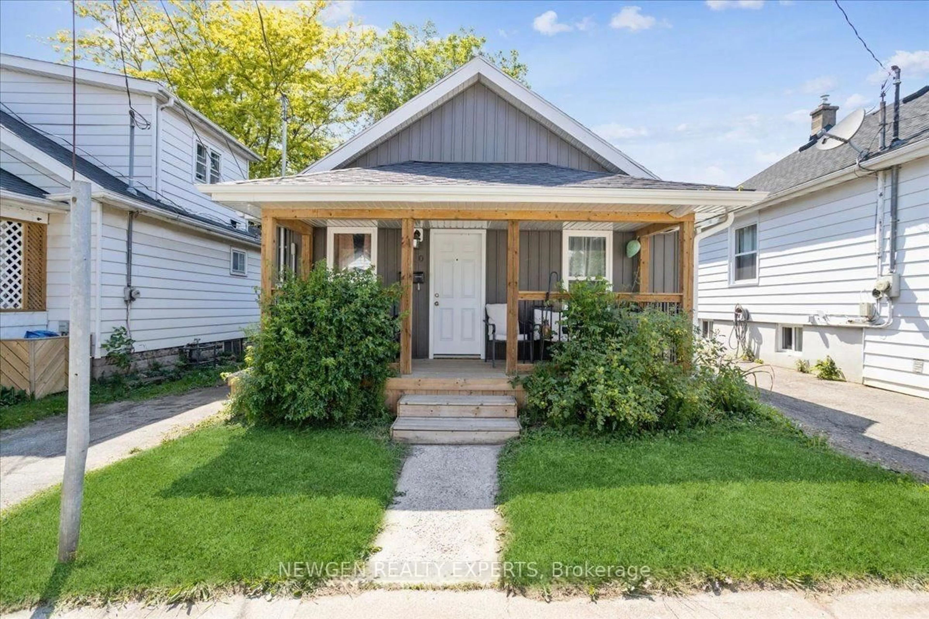 Home with vinyl exterior material, street for 10 Wills St, St. Catharines Ontario L2P 2W4