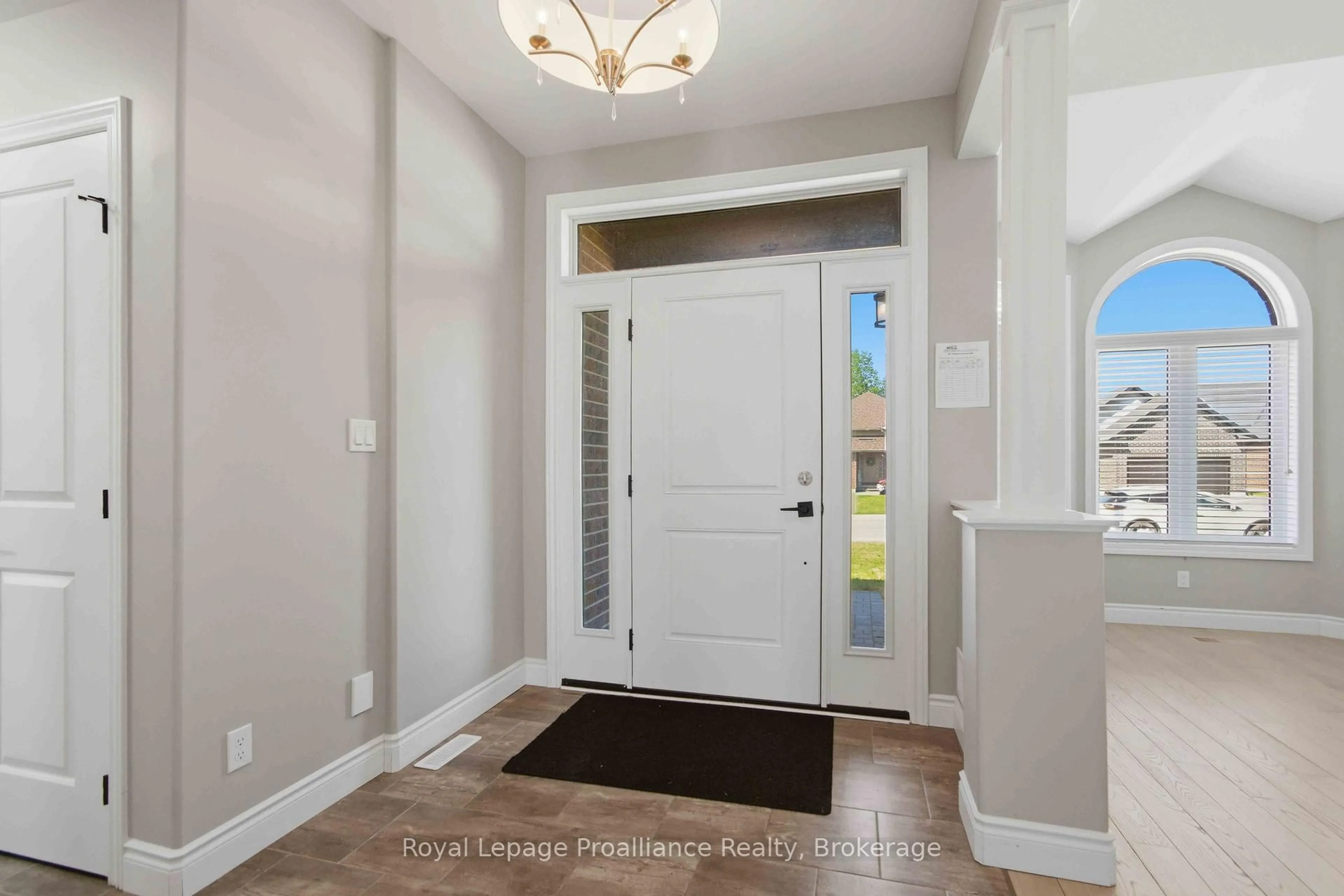 Indoor entryway for 86 Ledgerock Crt, Quinte West Ontario K8R 0A6