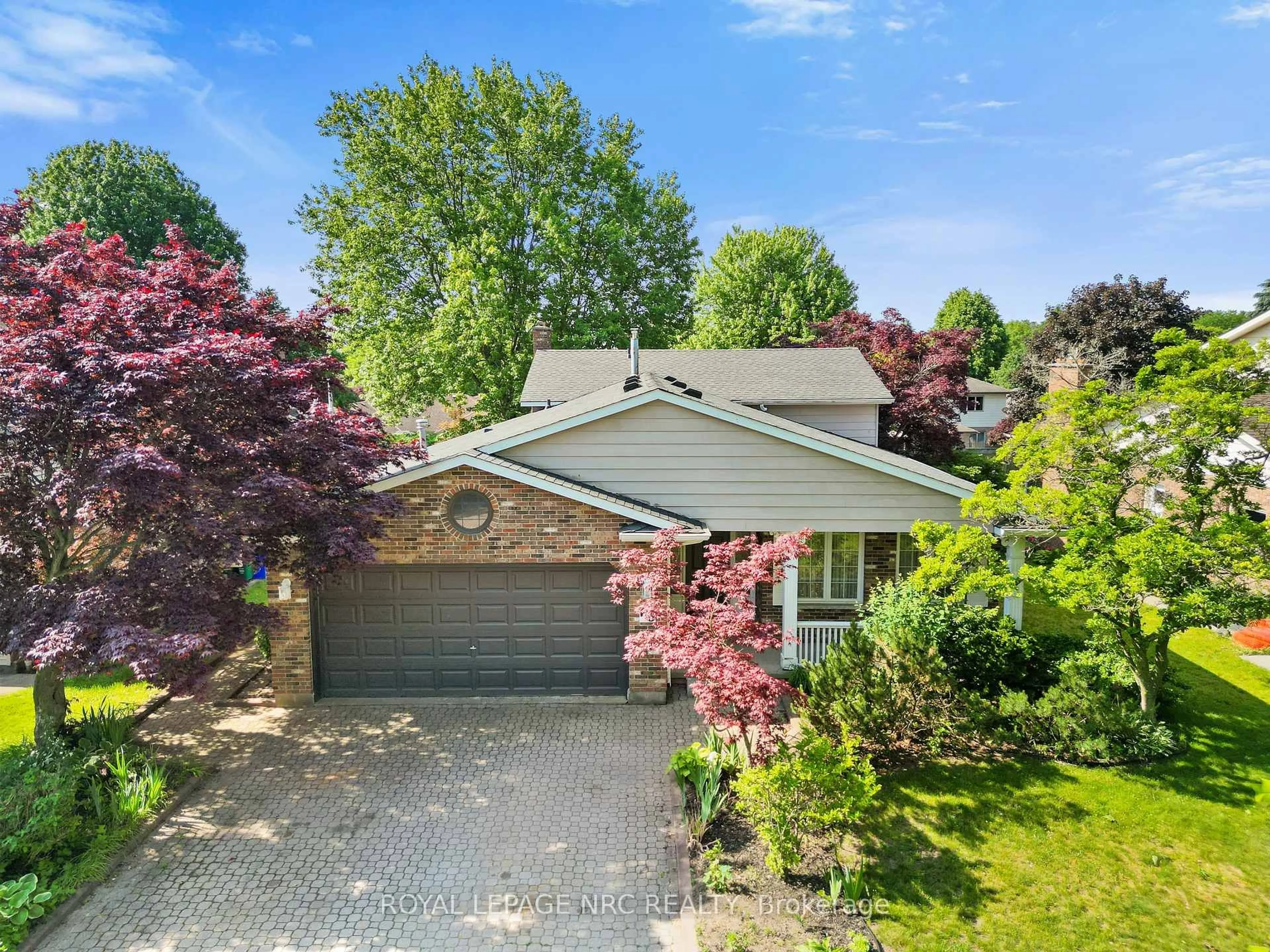 A pic from outside/outdoor area/front of a property/back of a property/a pic from drone, street for 63 Berkwood Pl, Pelham Ontario L0S 1E2