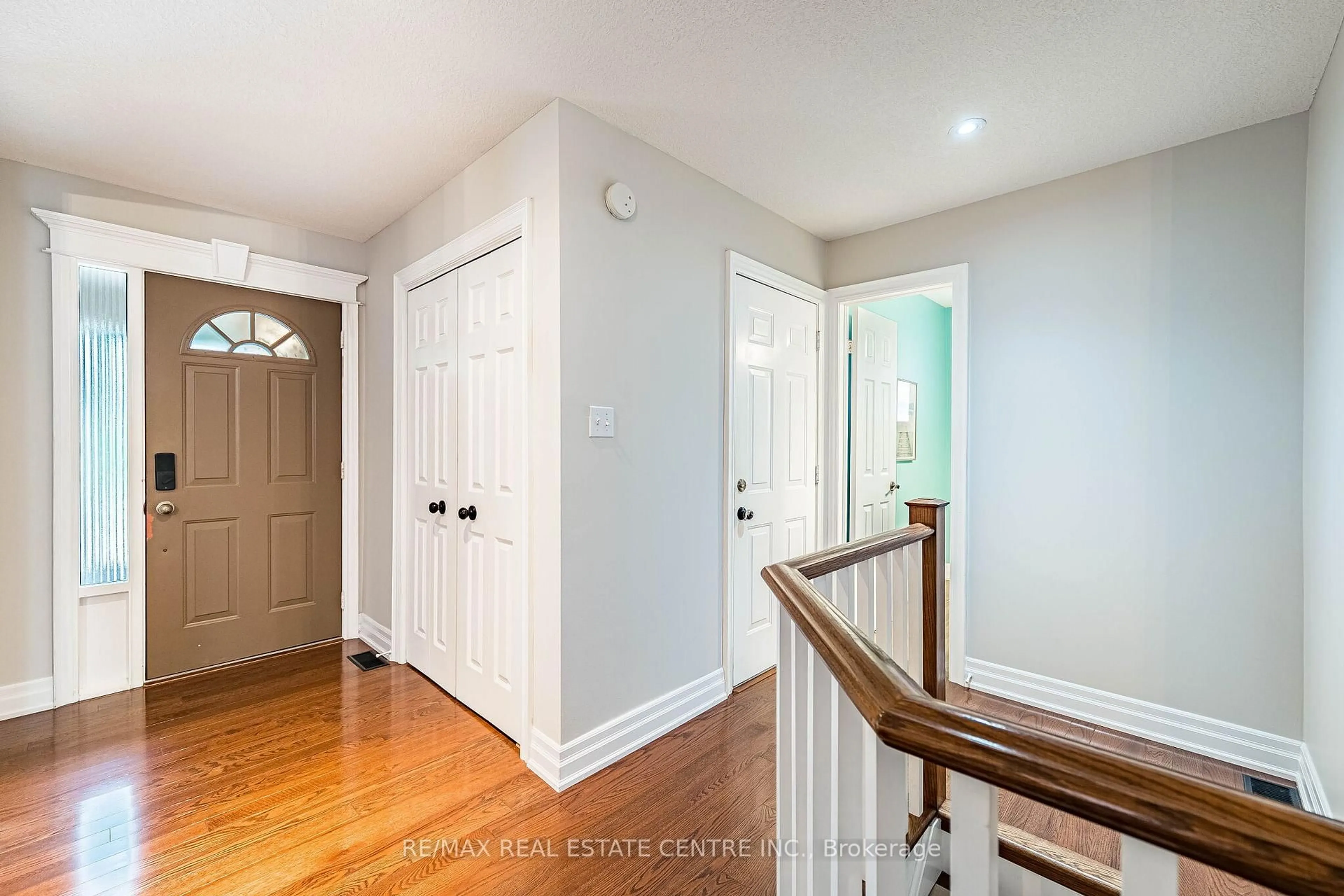 Indoor entryway for 506 Jones Rd, Hamilton Ontario L8E 6E3