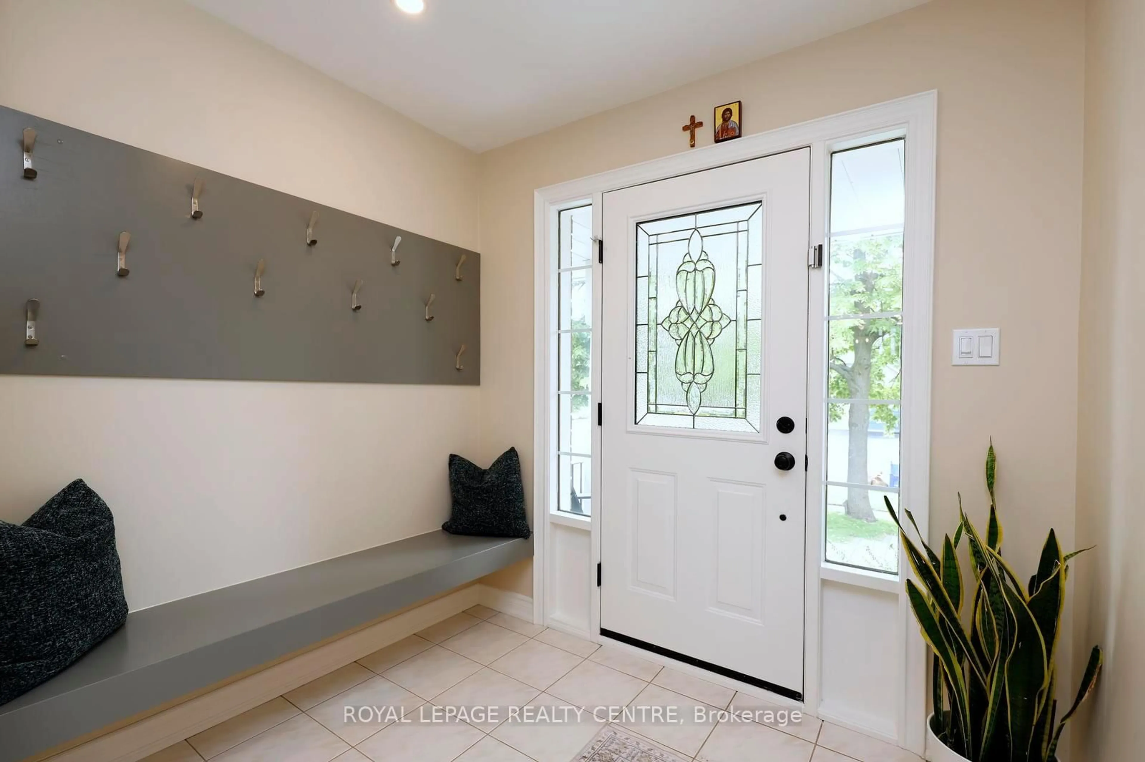 Indoor entryway for 156 Chudleigh St, Hamilton Ontario L8B 0J4