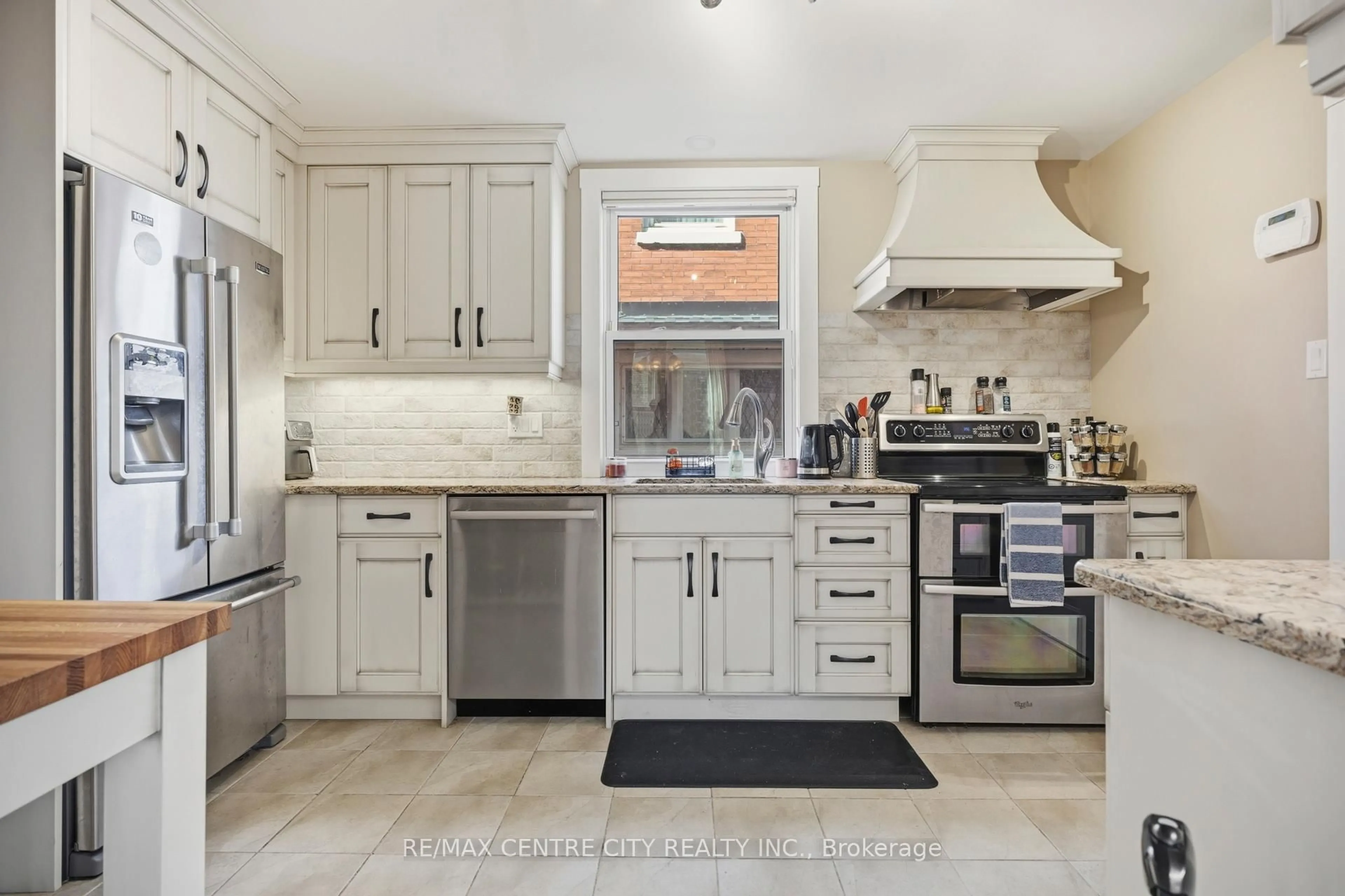Open concept kitchen, ceramic/tile floor for 3 Margaret St, St. Thomas Ontario N5R 3H5