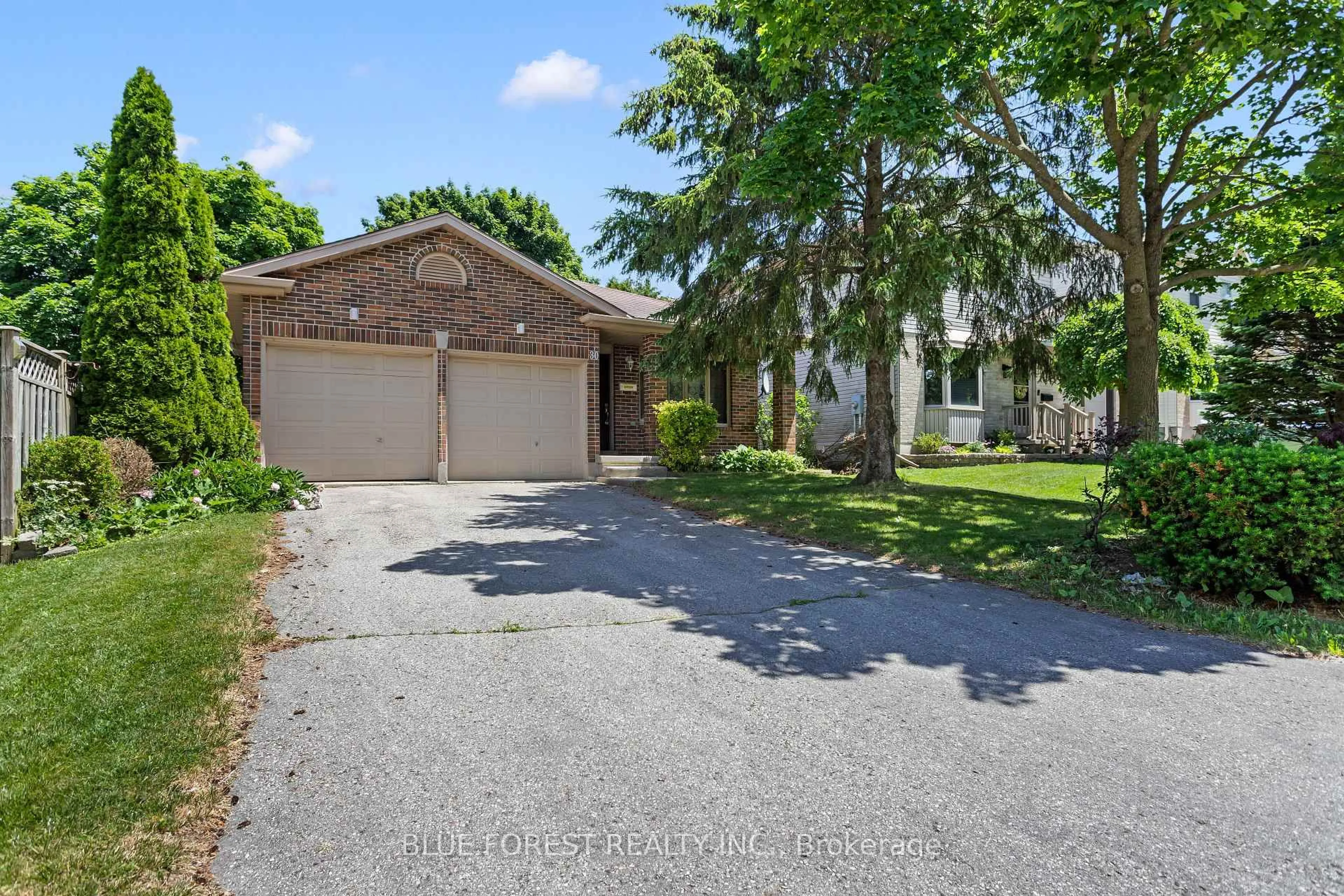 A pic from outside/outdoor area/front of a property/back of a property/a pic from drone, street for 30 Gerald Cres, London South Ontario N5Z 5A4