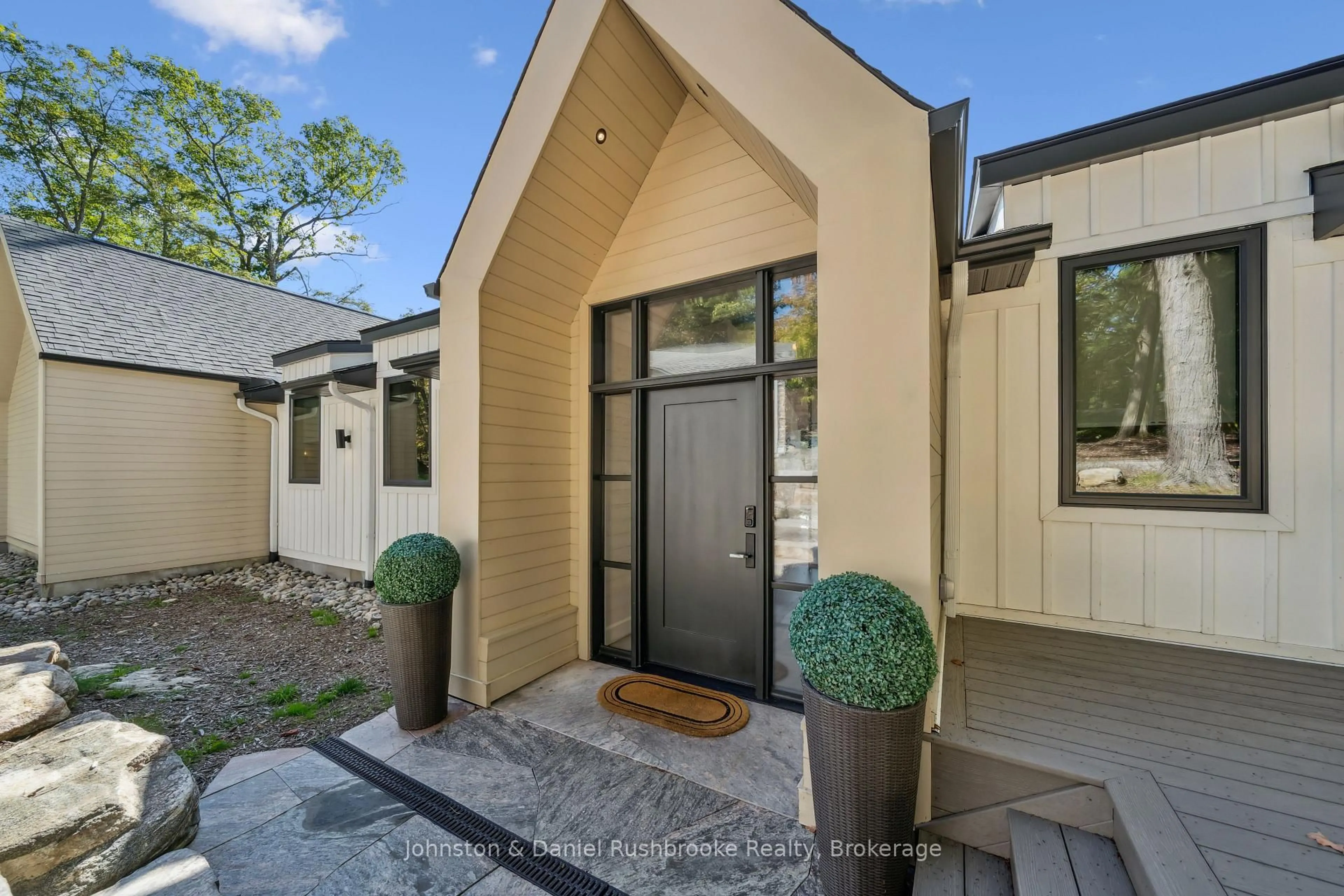 Indoor entryway for 1302 Acton Island Rd, Muskoka Lakes Ontario P0C 1A0