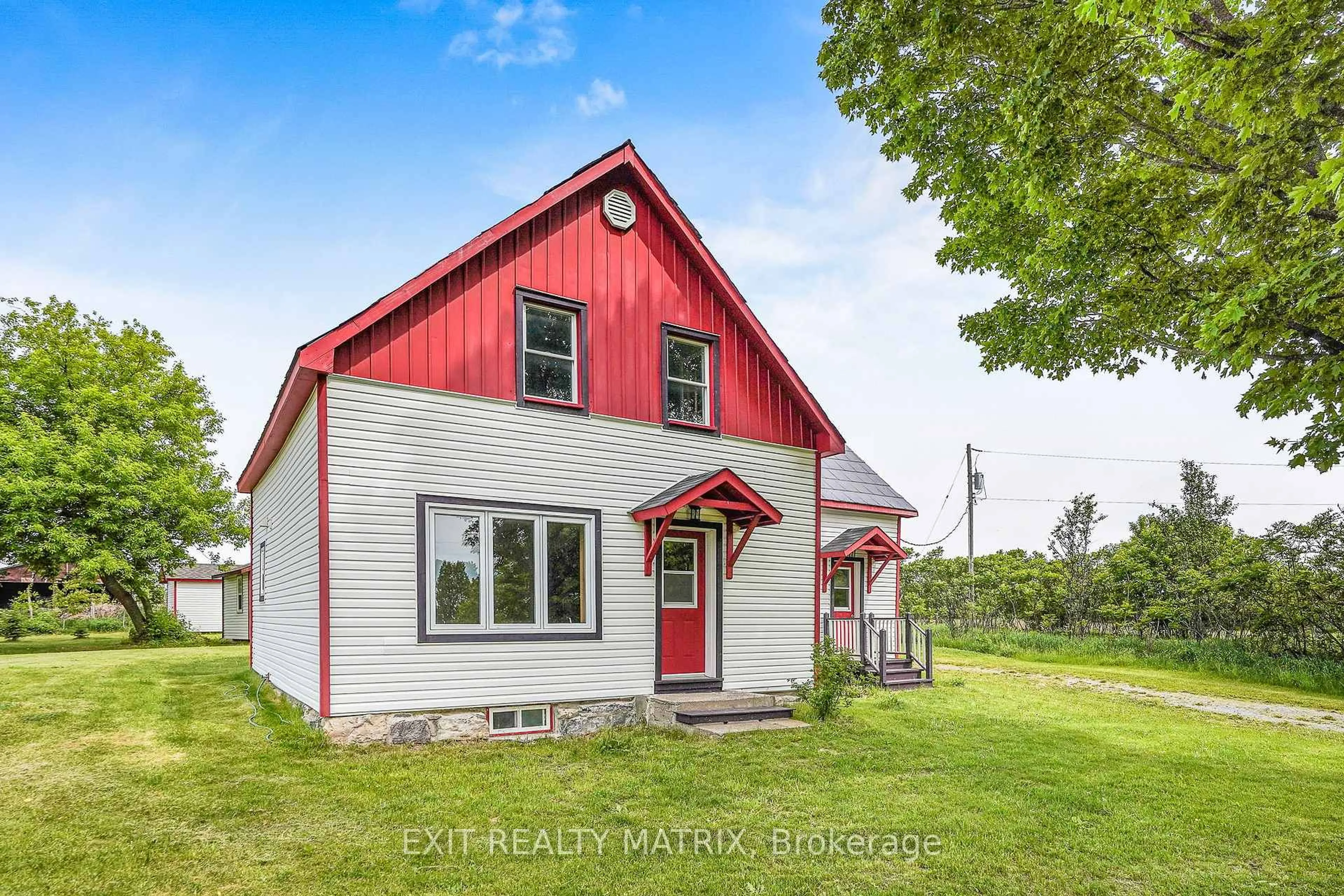 Home with vinyl exterior material, street for 20803 Concession 8 Rd, South Glengarry Ontario K0C 1L0