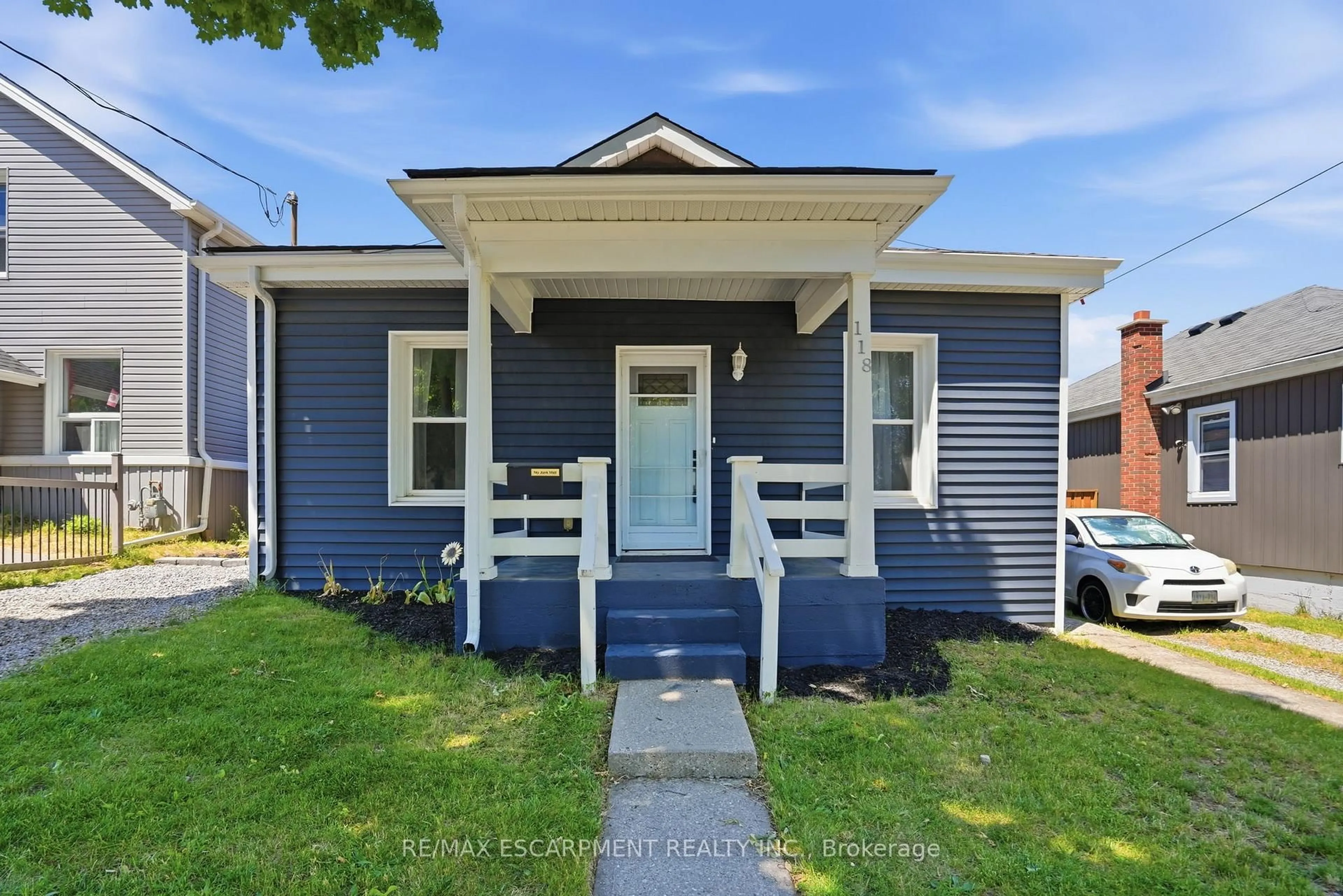 Home with vinyl exterior material, street for 118 Victoria St, Brantford Ontario N3S 3K8