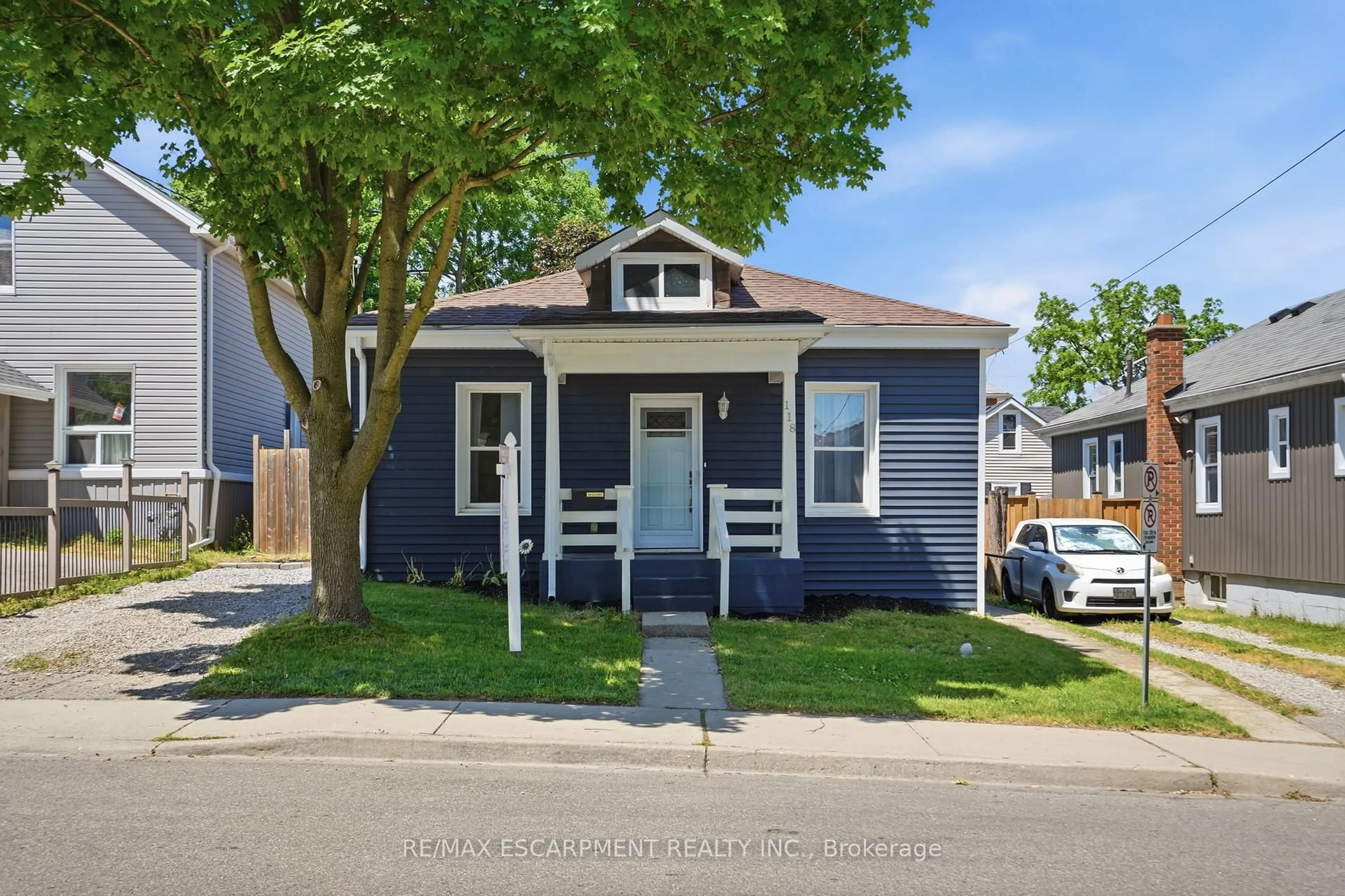 Home with vinyl exterior material, street for 118 Victoria St, Brantford Ontario N3S 3K8