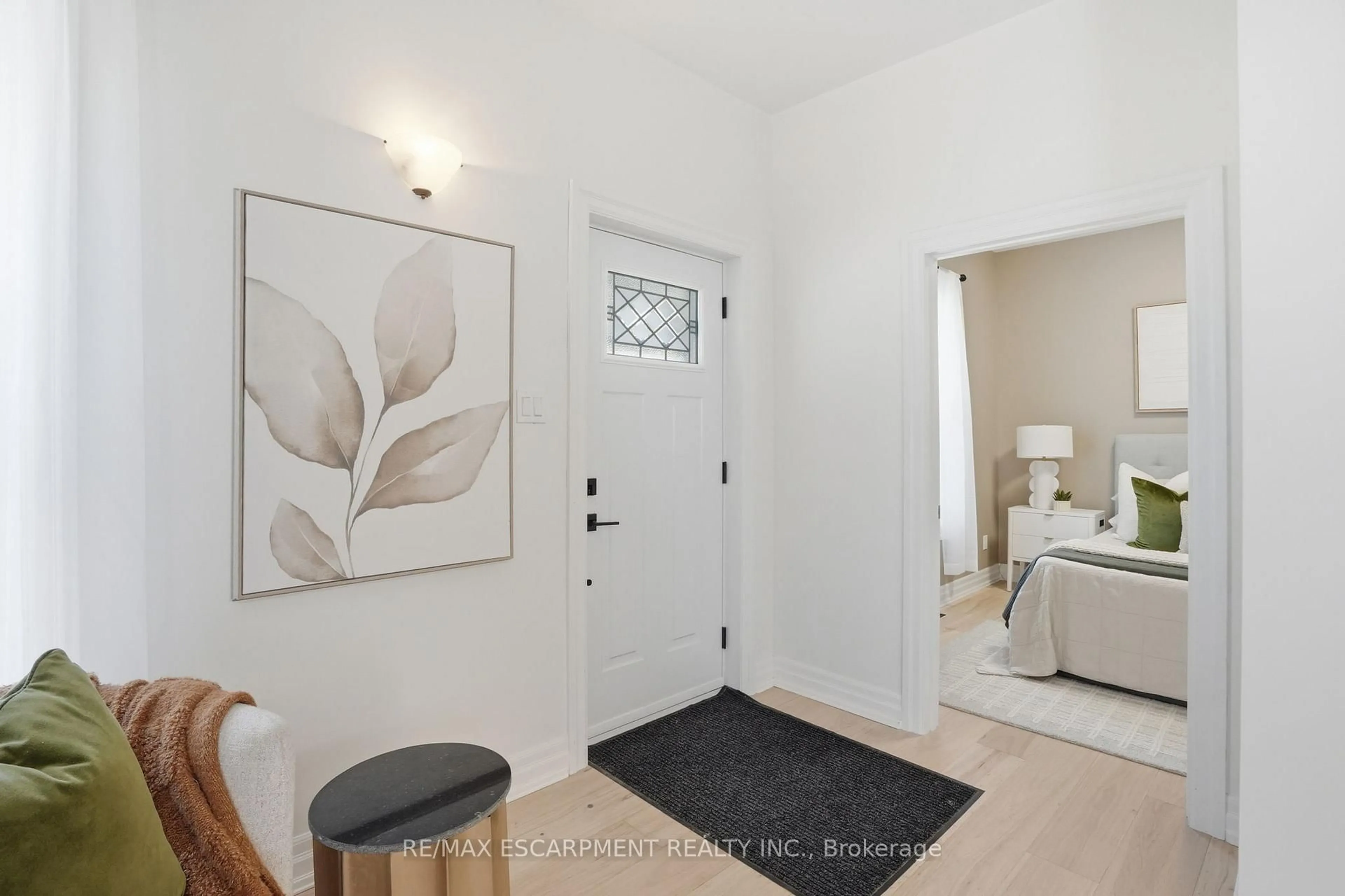 Indoor entryway for 118 Victoria St, Brantford Ontario N3S 3K8