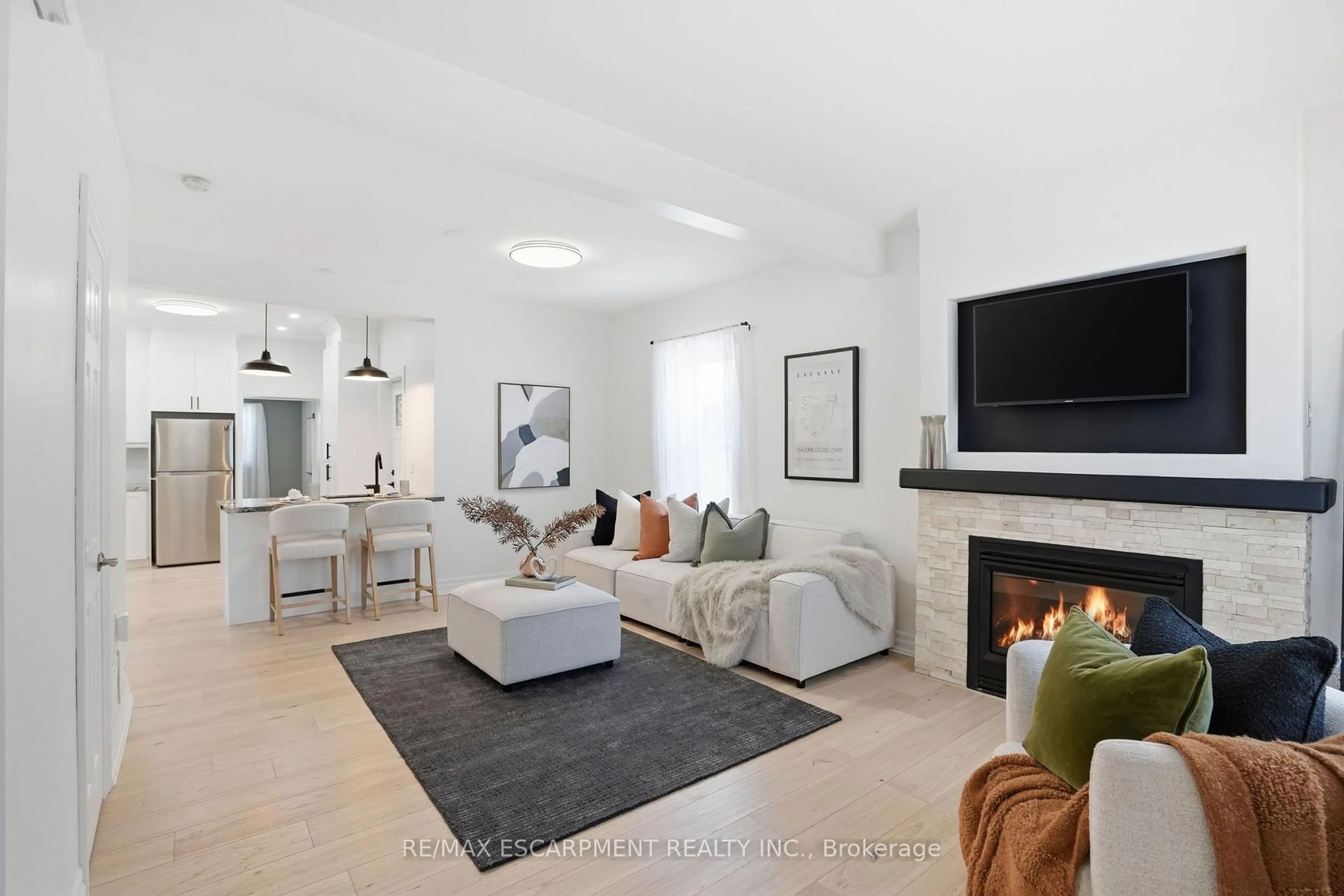 Living room with furniture, unknown for 118 Victoria St, Brantford Ontario N3S 3K8