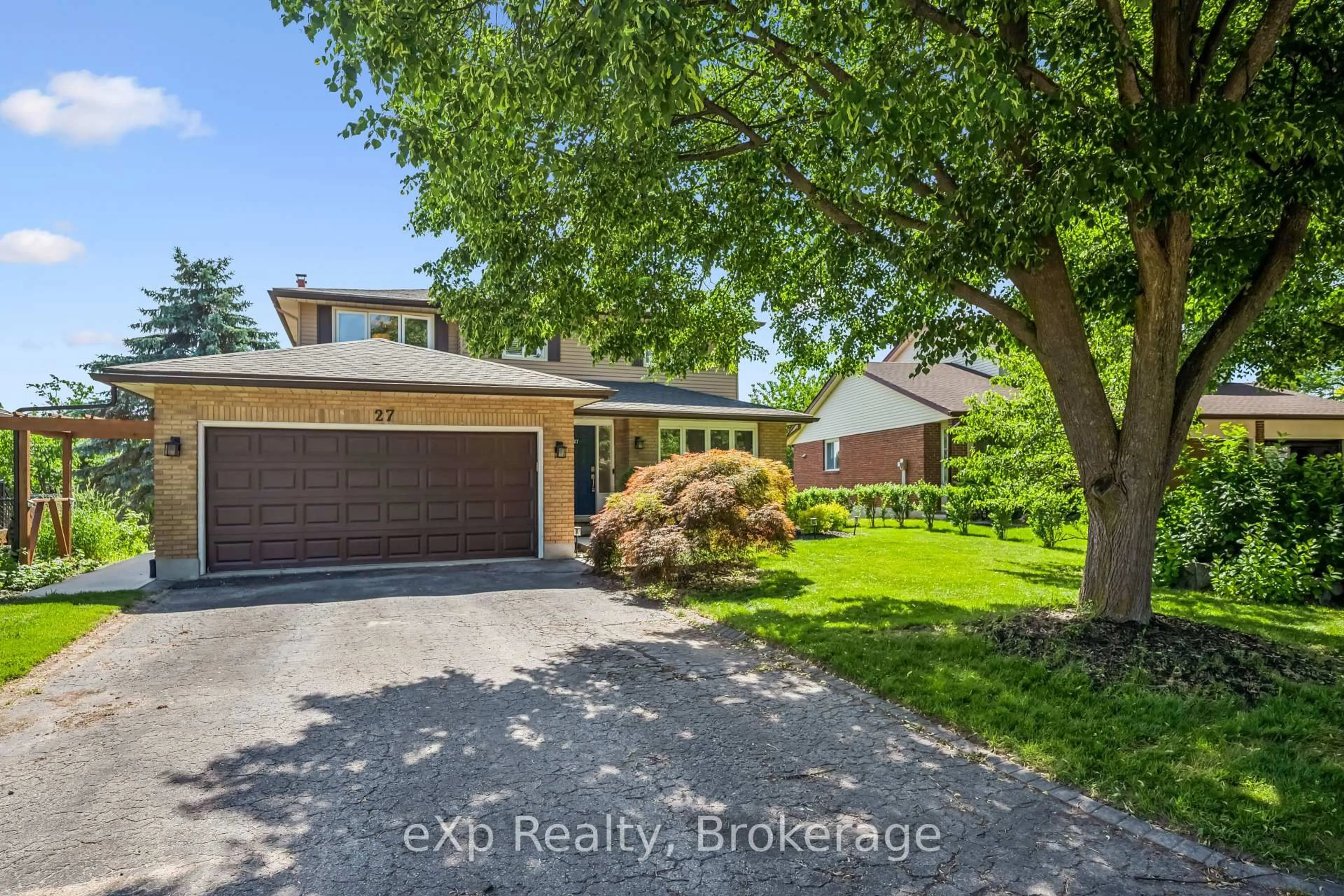 A pic from outside/outdoor area/front of a property/back of a property/a pic from drone, street for 27 Notchwood Crt, Kitchener Ontario N2A 3L4