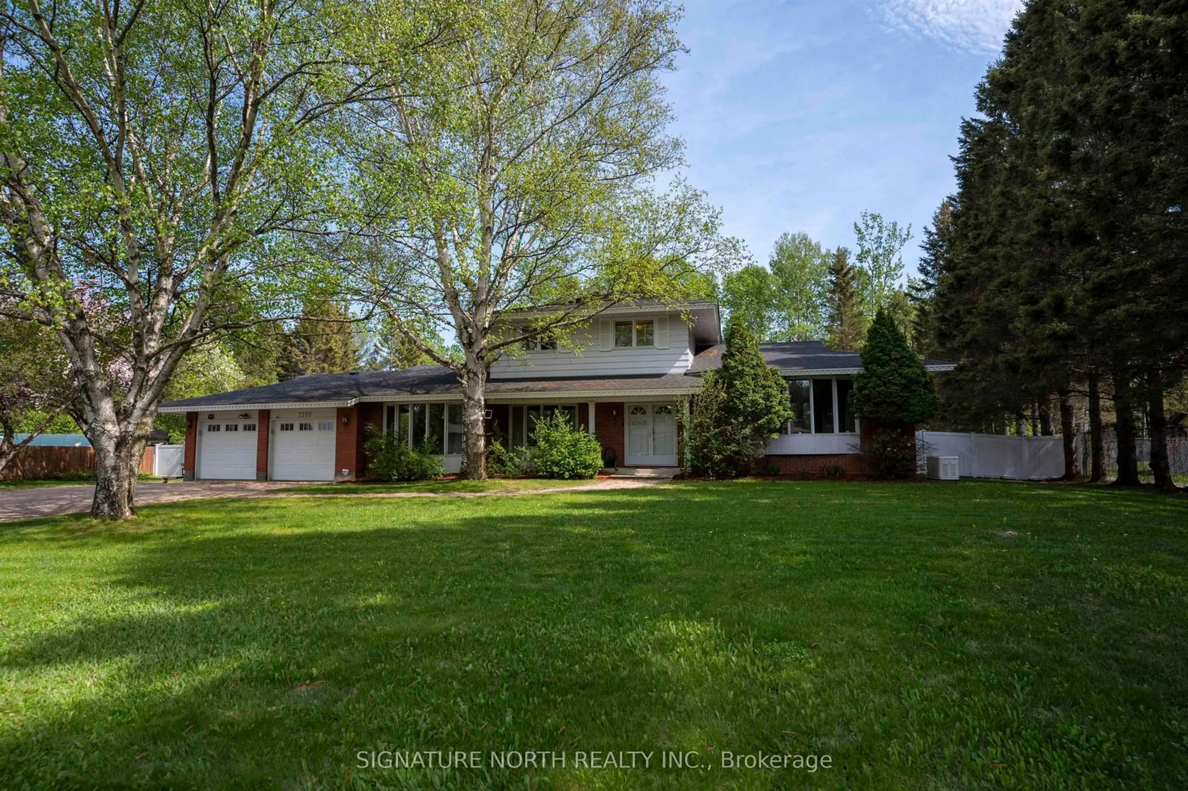 A pic from outside/outdoor area/front of a property/back of a property/a pic from drone, street for 2108 FREEMAN Dr, Thunder Bay Ontario P7K 1H3