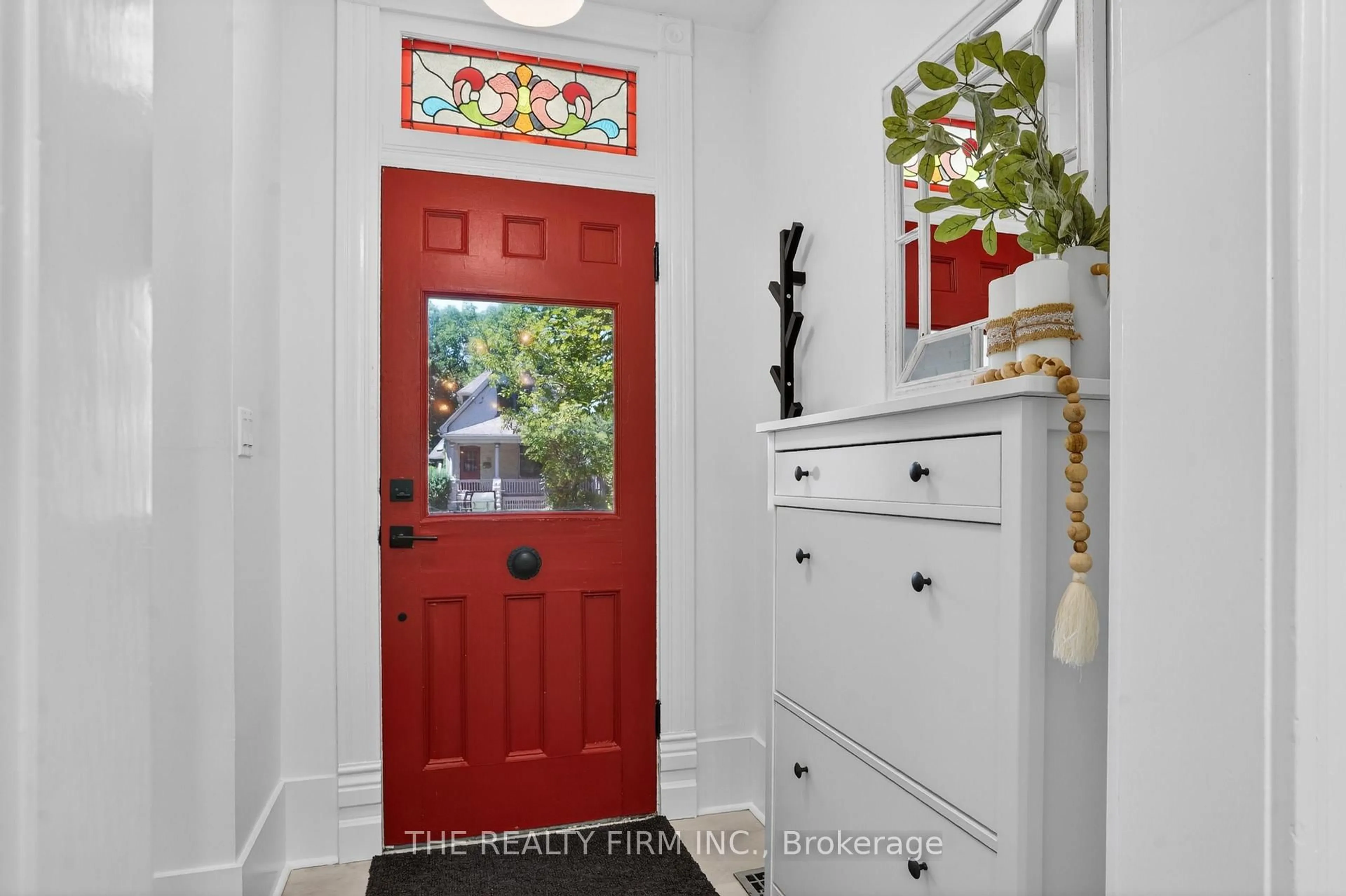 Indoor entryway for 17 Woodward Ave, London North Ontario N6H 2G6