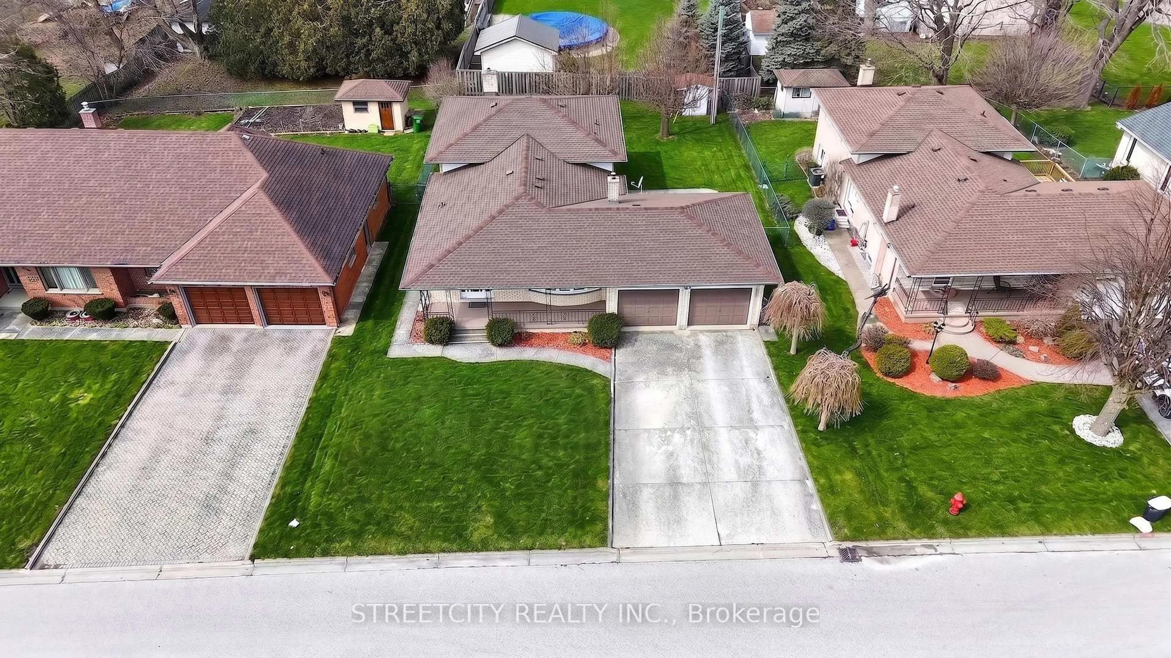 A pic from outside/outdoor area/front of a property/back of a property/a pic from drone, street for 5 Mc Larty Dr, St. Thomas Ontario N5R 5J7