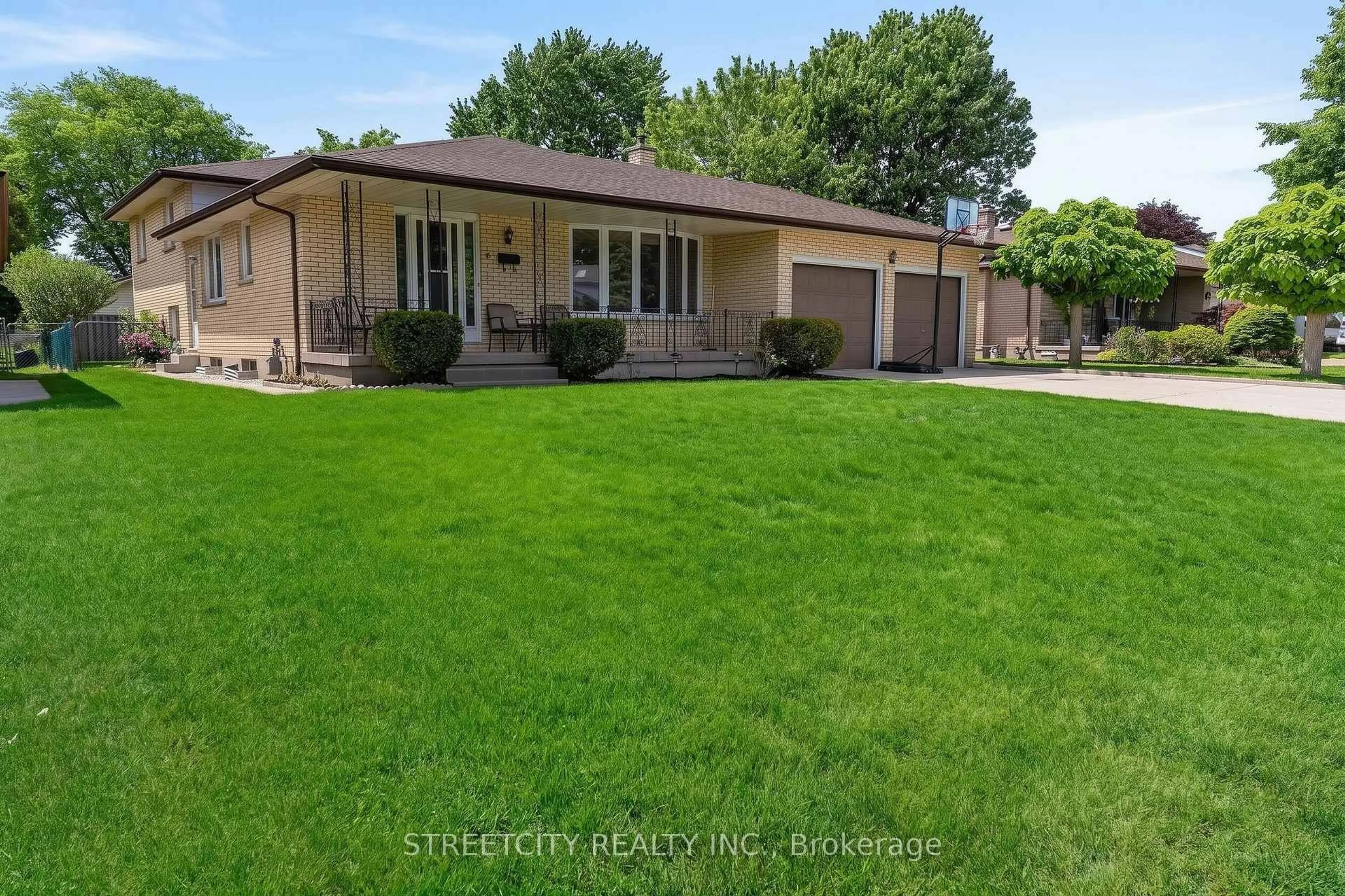 A pic from outside/outdoor area/front of a property/back of a property/a pic from drone, street for 5 Mc Larty Dr, St. Thomas Ontario N5R 5J7