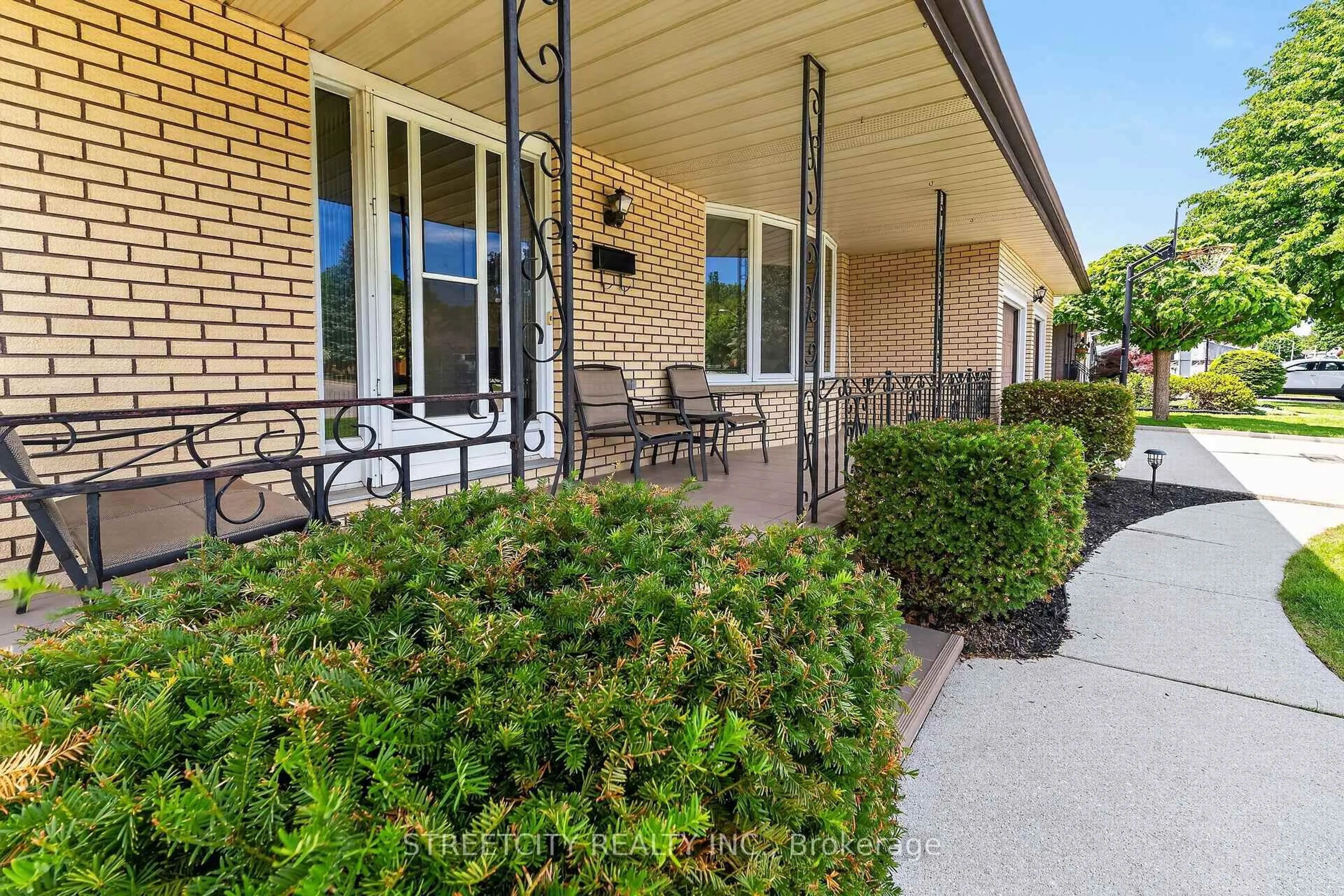 Patio, street for 5 Mc Larty Dr, St. Thomas Ontario N5R 5J7