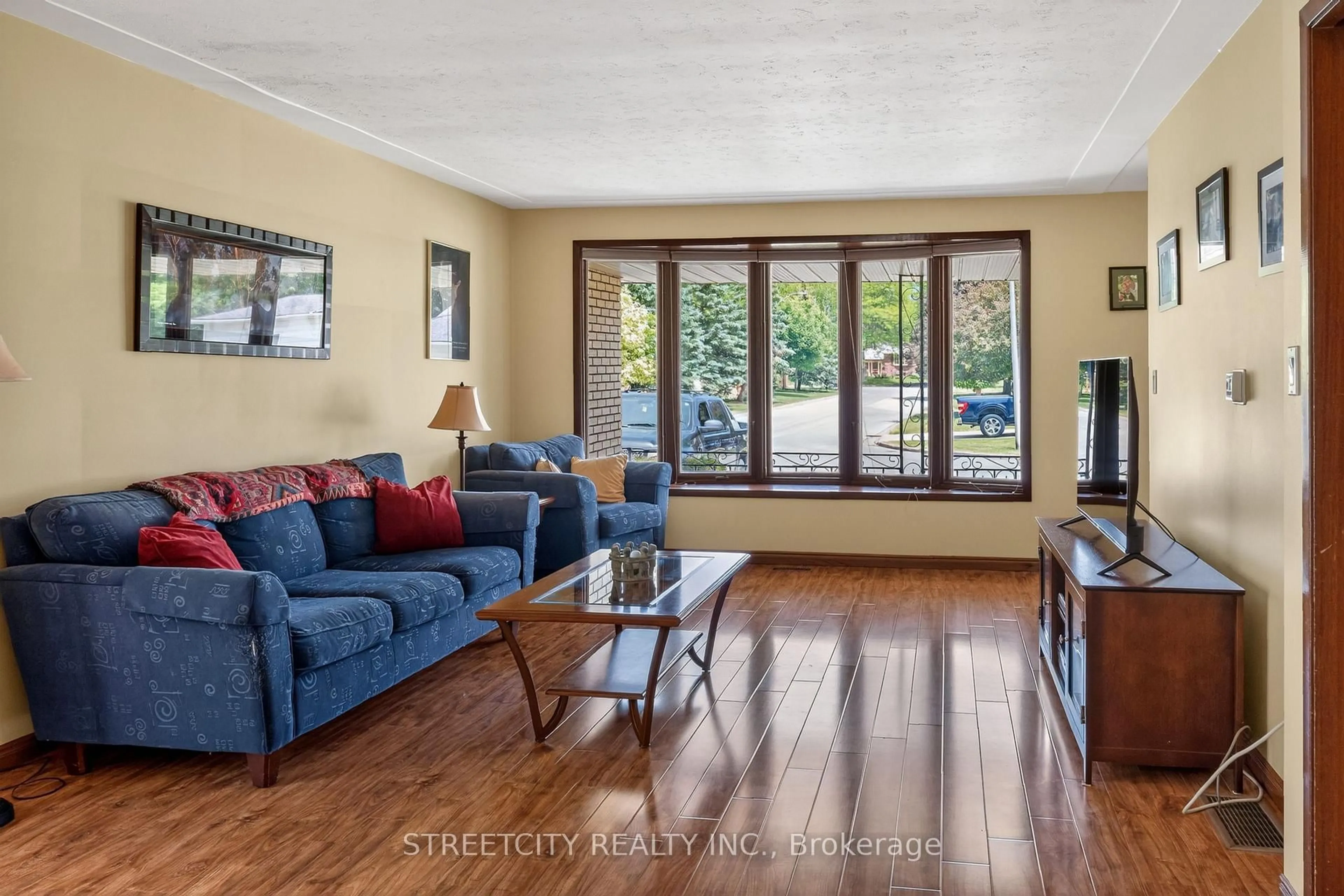 Living room with furniture, unknown for 5 Mc Larty Dr, St. Thomas Ontario N5R 5J7