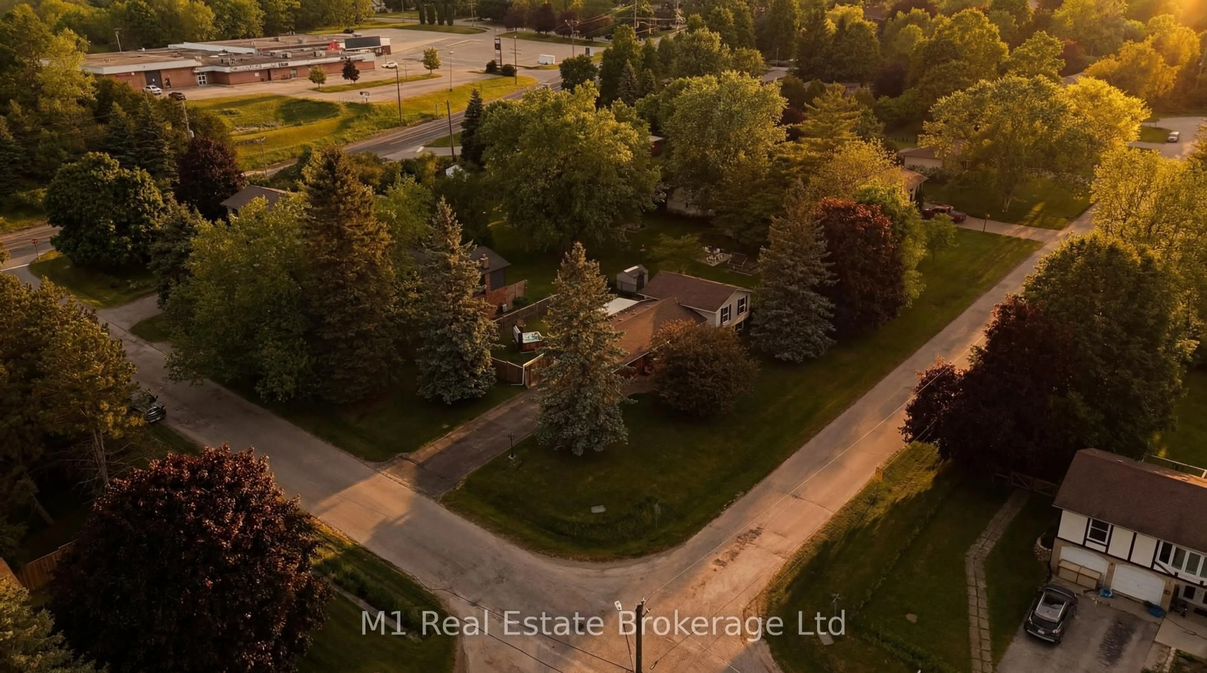 A pic from outside/outdoor area/front of a property/back of a property/a pic from drone, street for 114 Angelica St, Centre Wellington Ontario N1M 2Z6