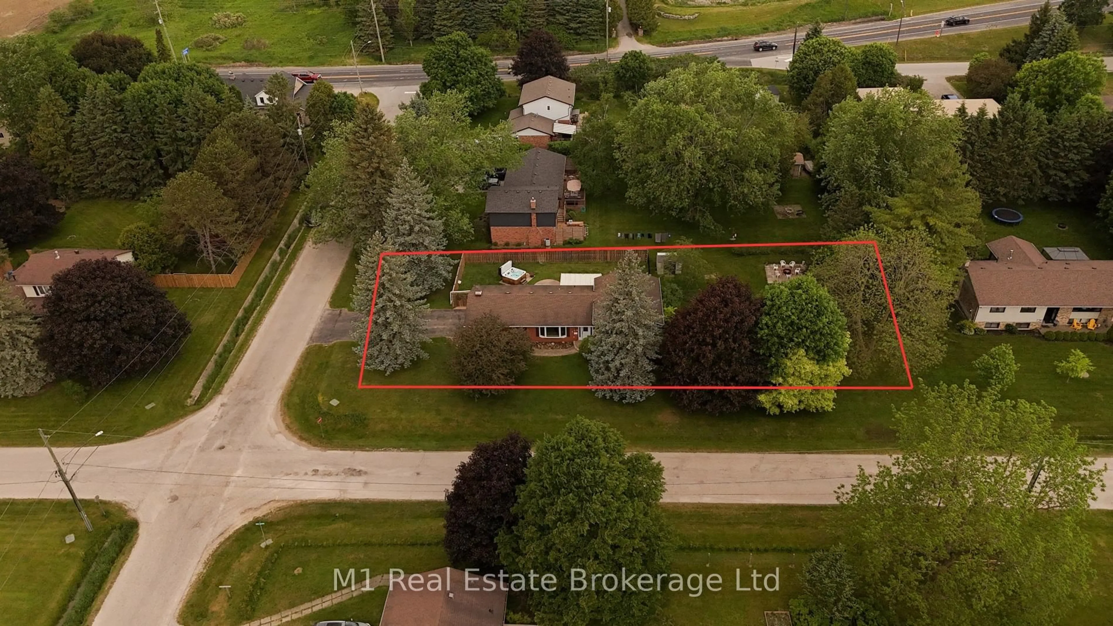 A pic from outside/outdoor area/front of a property/back of a property/a pic from drone, street for 114 Angelica St, Centre Wellington Ontario N1M 2Z6