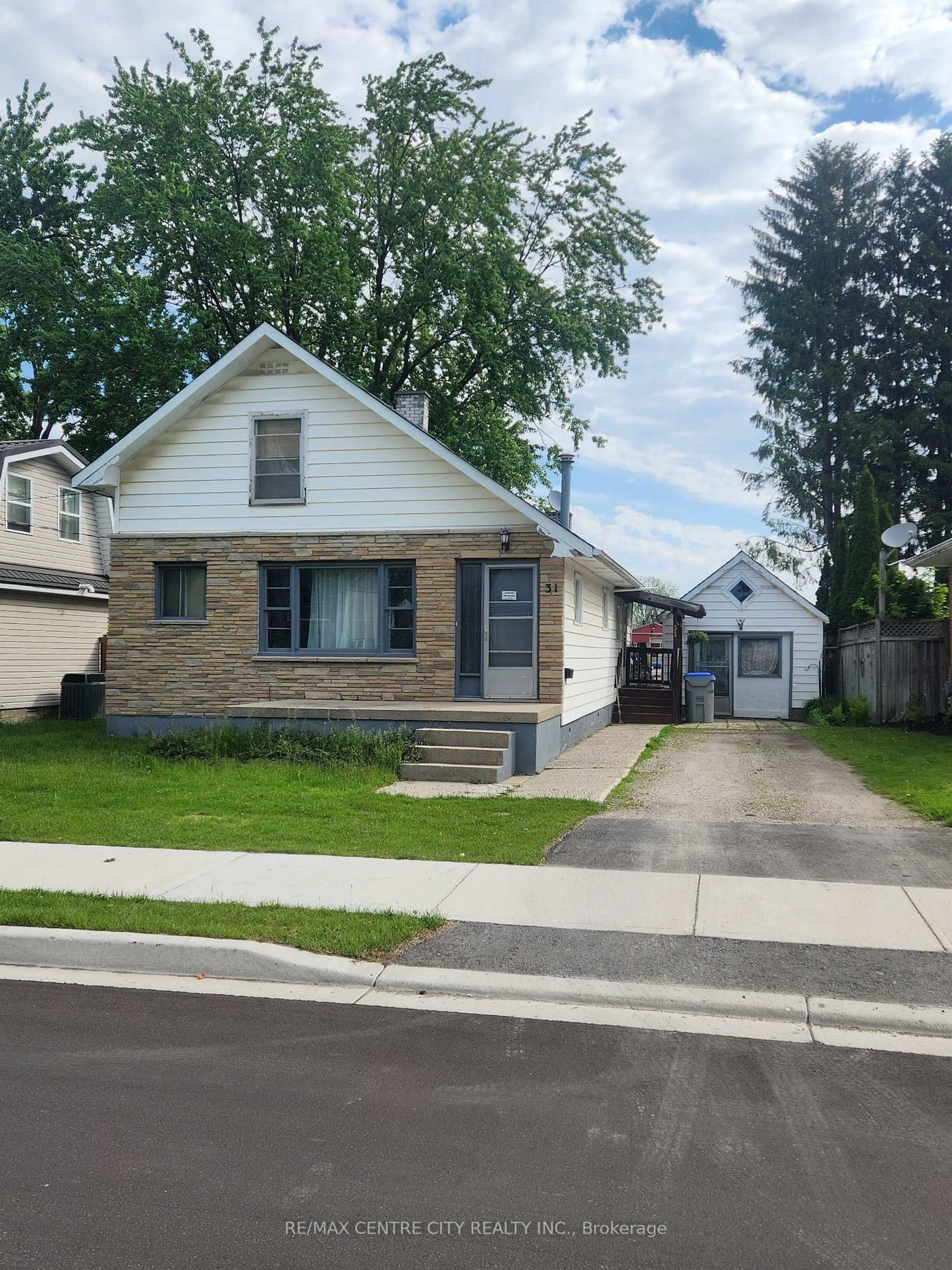 Home with vinyl exterior material, street for 31 Queen St, Strathroy-Caradoc Ontario N7G 2H5