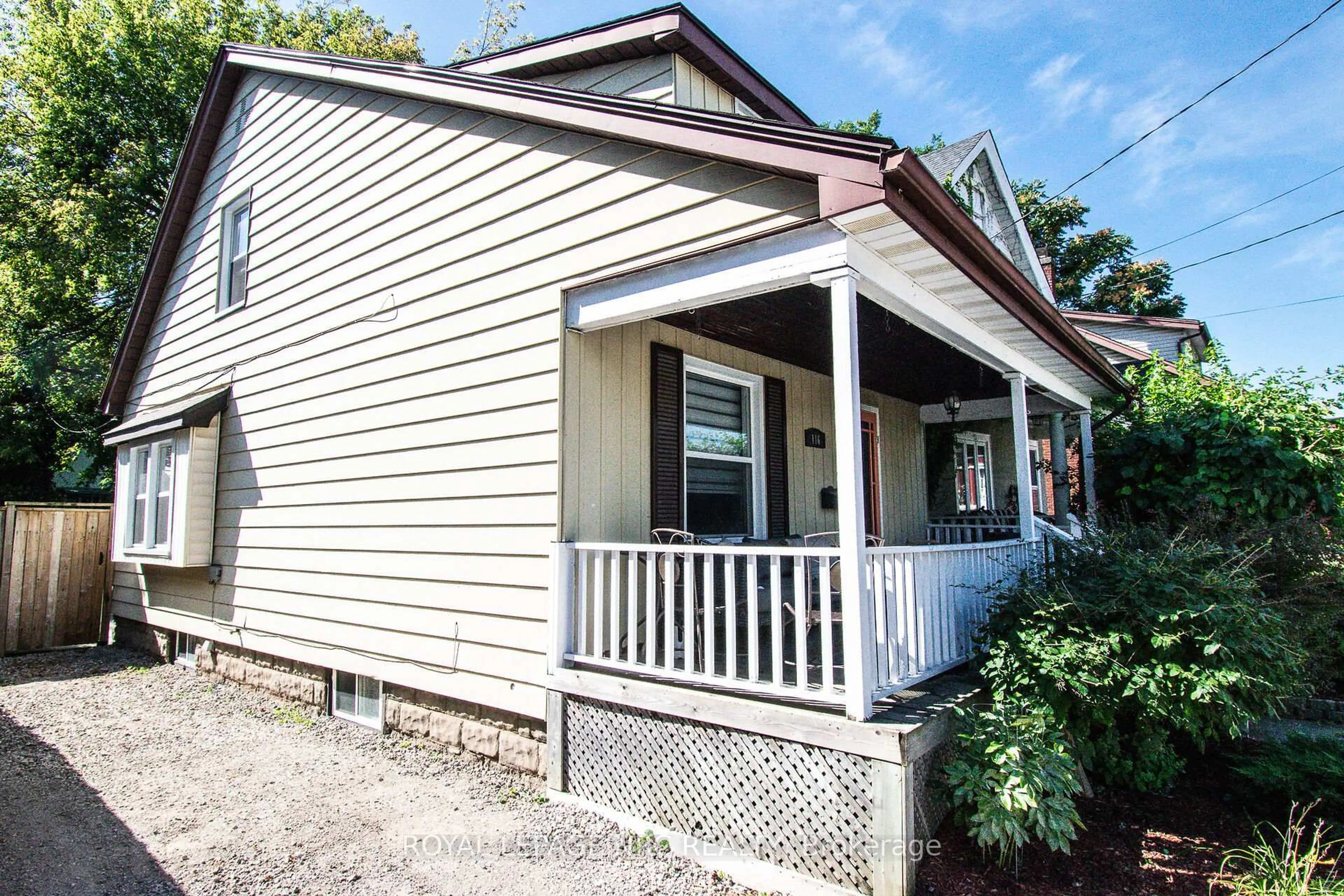 Home with vinyl exterior material, street for 116 Lowell Ave, St. Catharines Ontario L2R 2E2