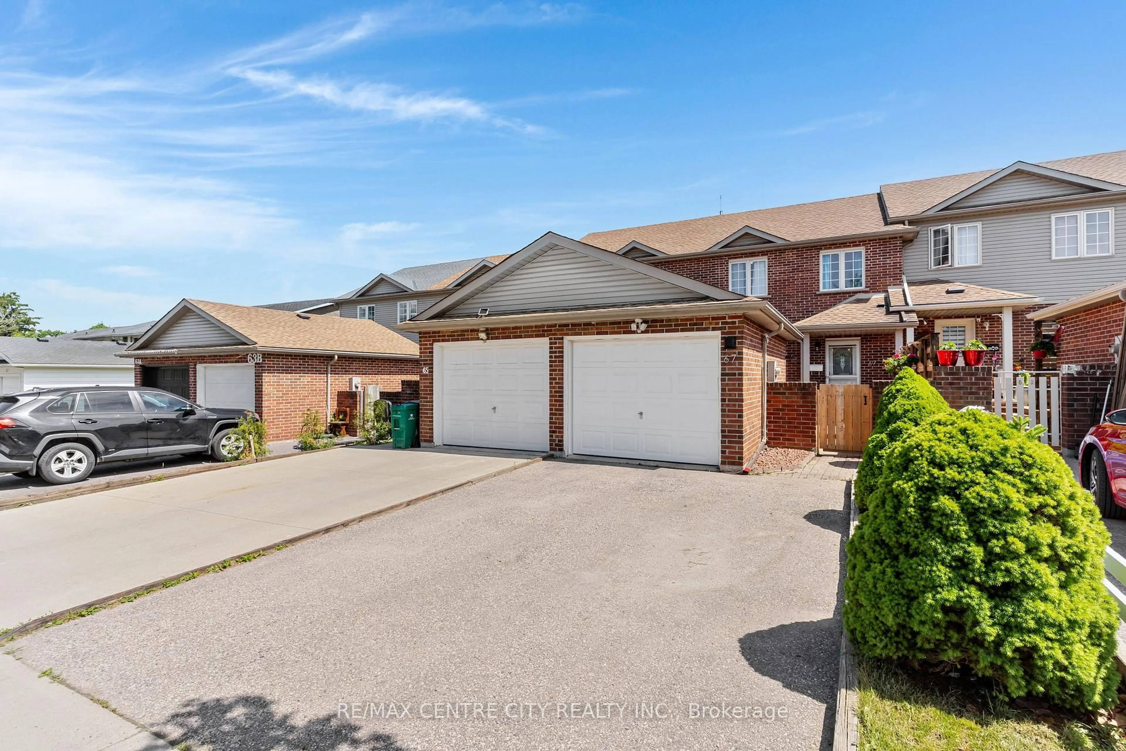 A pic from outside/outdoor area/front of a property/back of a property/a pic from drone, street for 67 Ralgreen Cres, Kitchener Ontario N2M 1V1