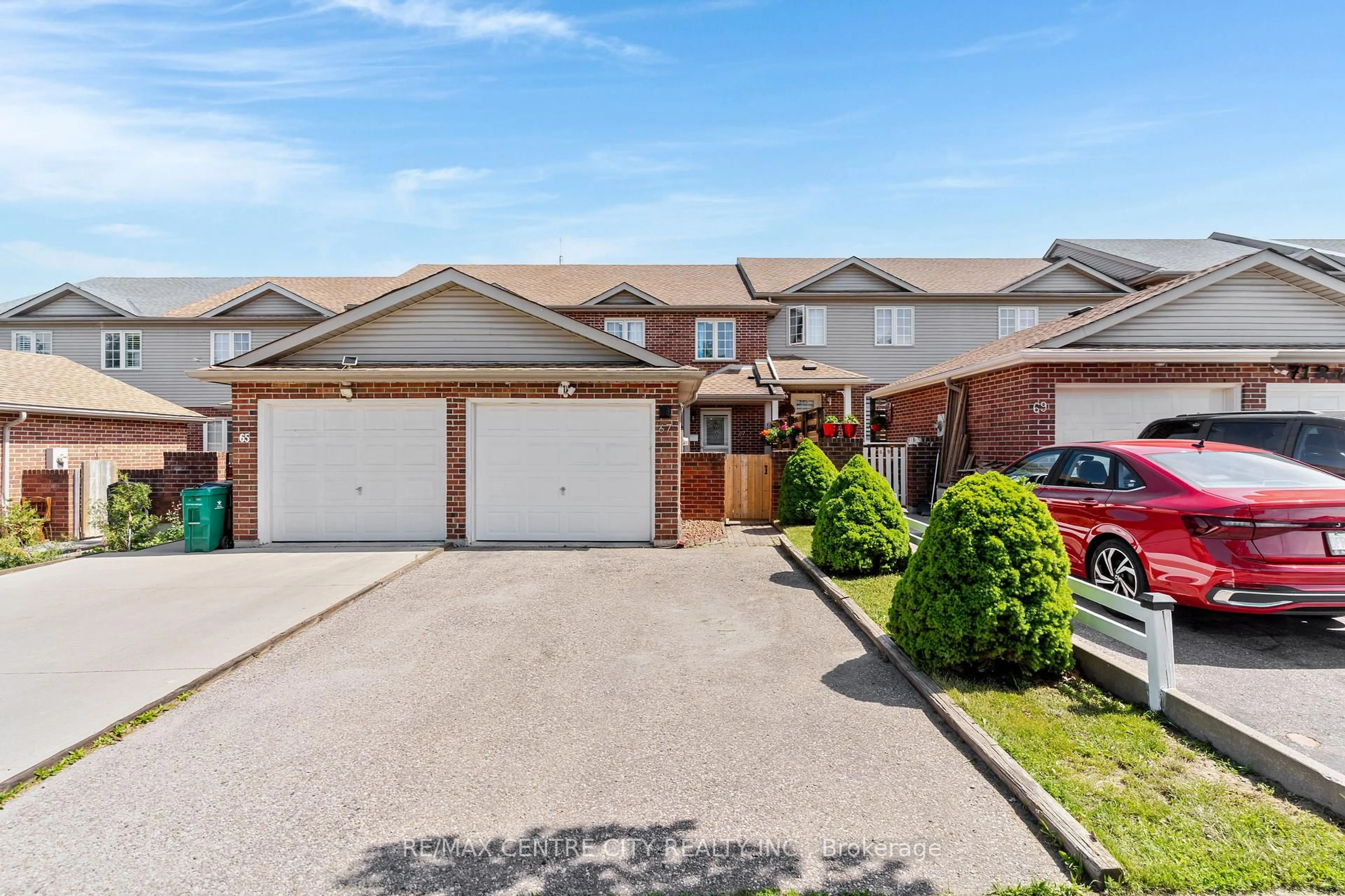 A pic from outside/outdoor area/front of a property/back of a property/a pic from drone, street for 67 Ralgreen Cres, Kitchener Ontario N2M 1V1
