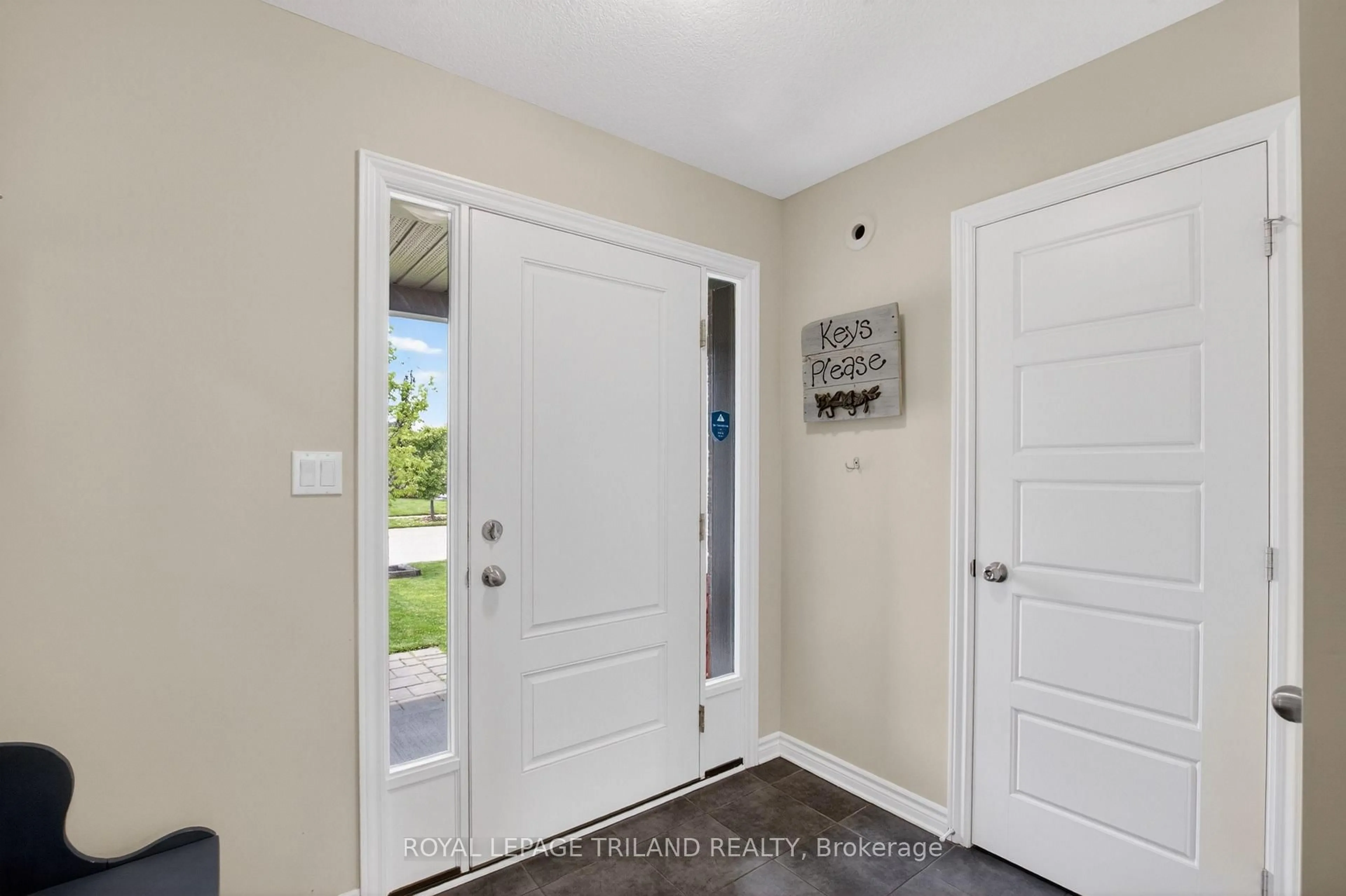 Indoor entryway for 17 Bridle Path, St. Thomas Ontario N5R 0B4