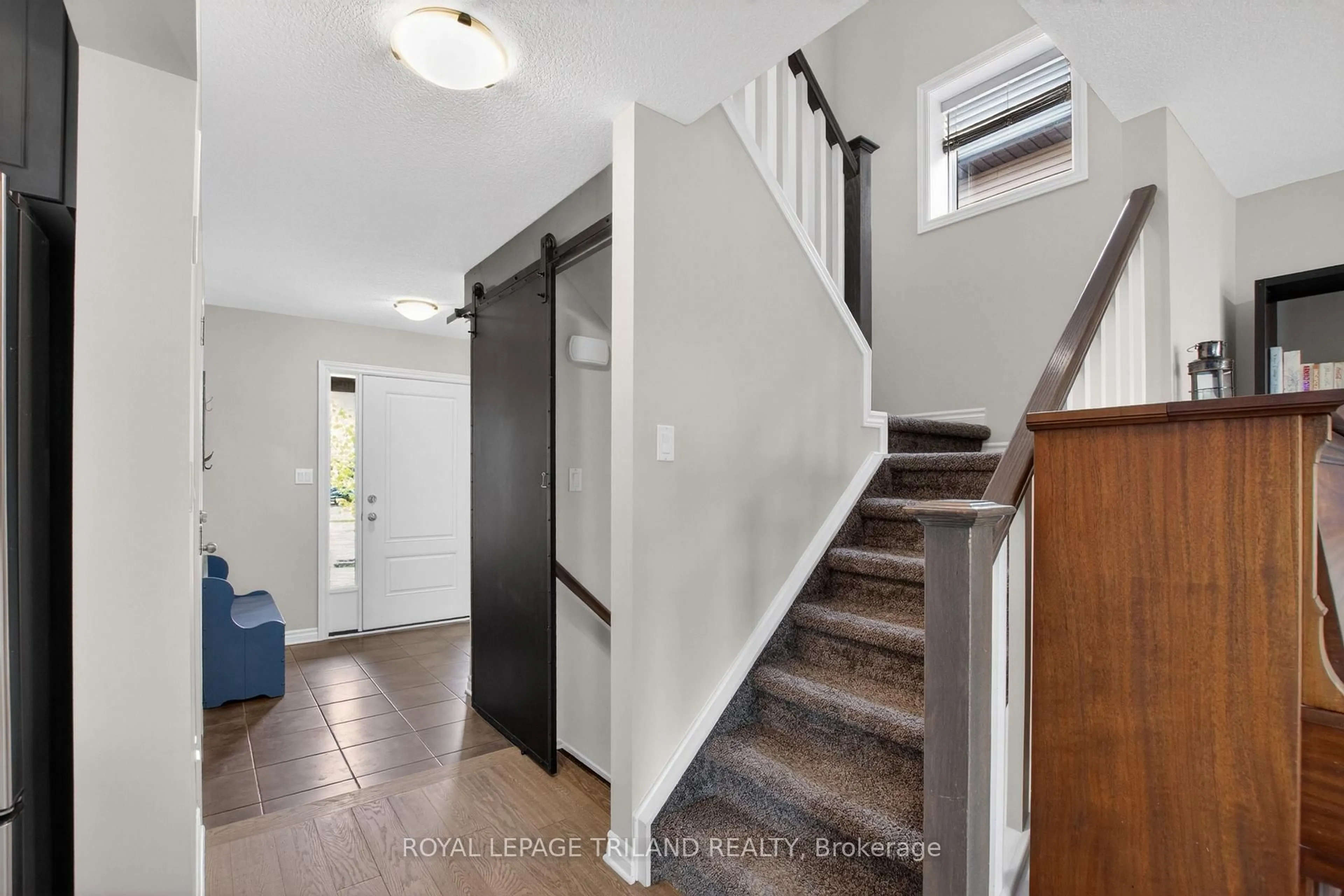 Indoor entryway for 17 Bridle Path, St. Thomas Ontario N5R 0B4