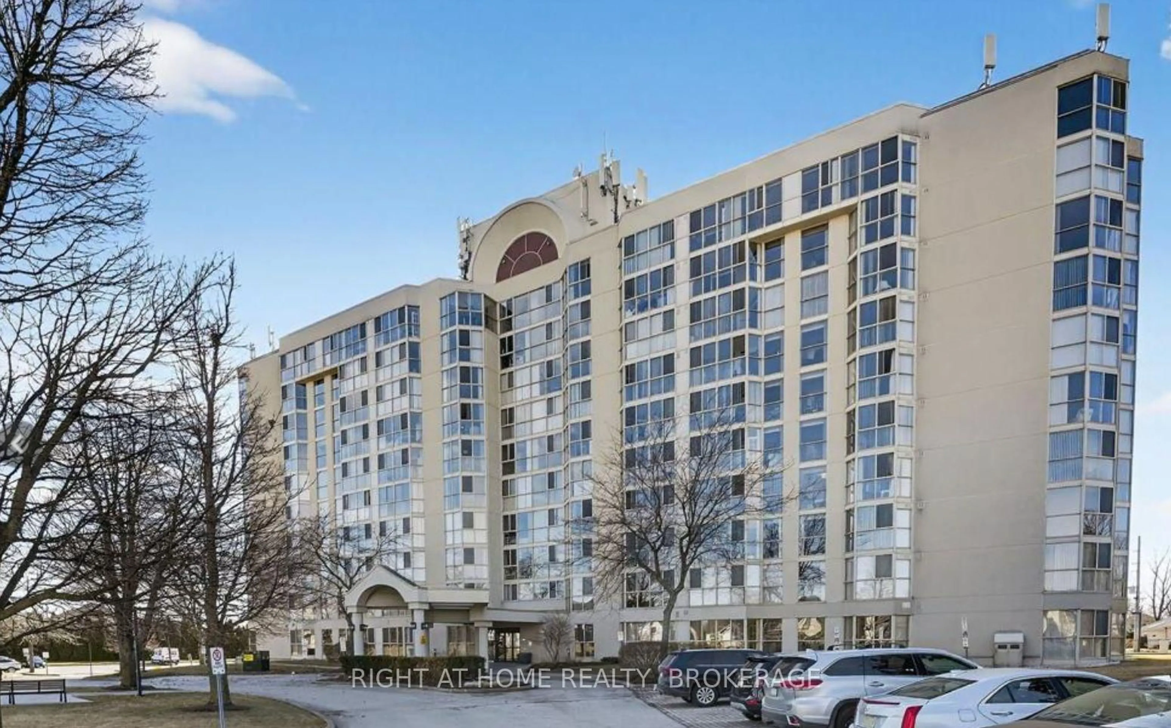 Indoor foyer for 162 Martindale Rd #801, St. Catharines Ontario L2S 3S4