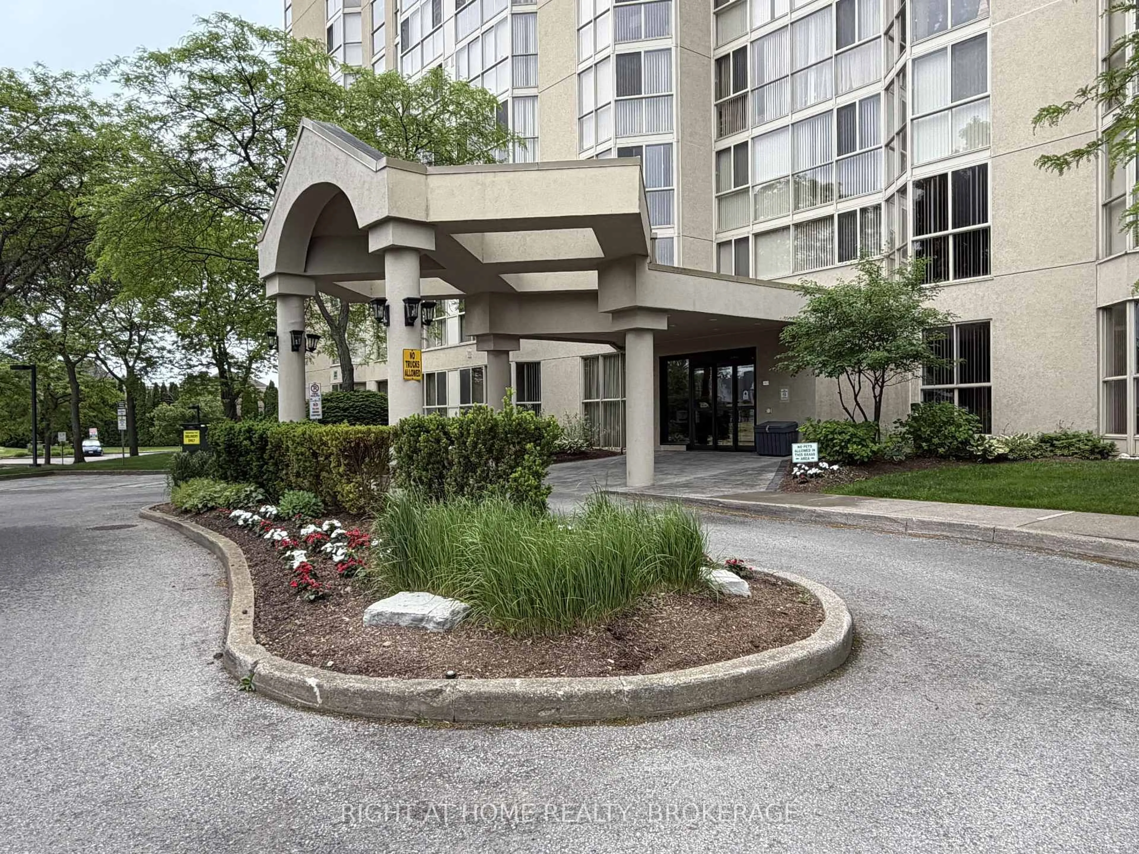 Indoor foyer for 162 Martindale Rd #801, St. Catharines Ontario L2S 3S4
