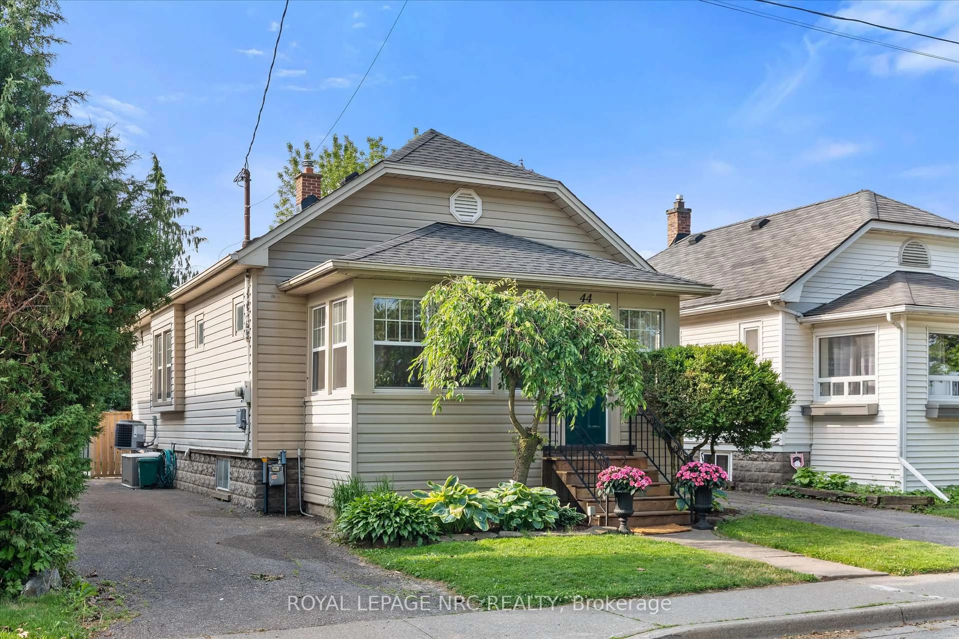 Home with vinyl exterior material, street for 44 Beech St, St. Catharines Ontario L2R 2B7
