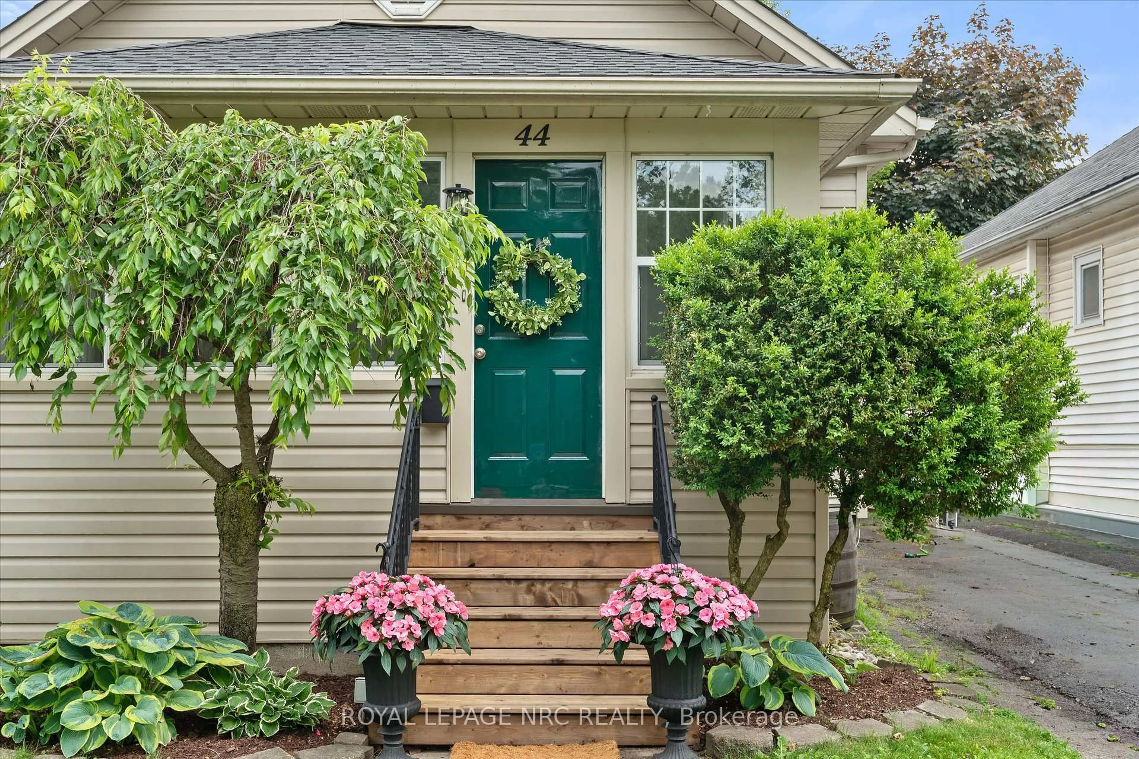 Indoor entryway for 44 Beech St, St. Catharines Ontario L2R 2B7