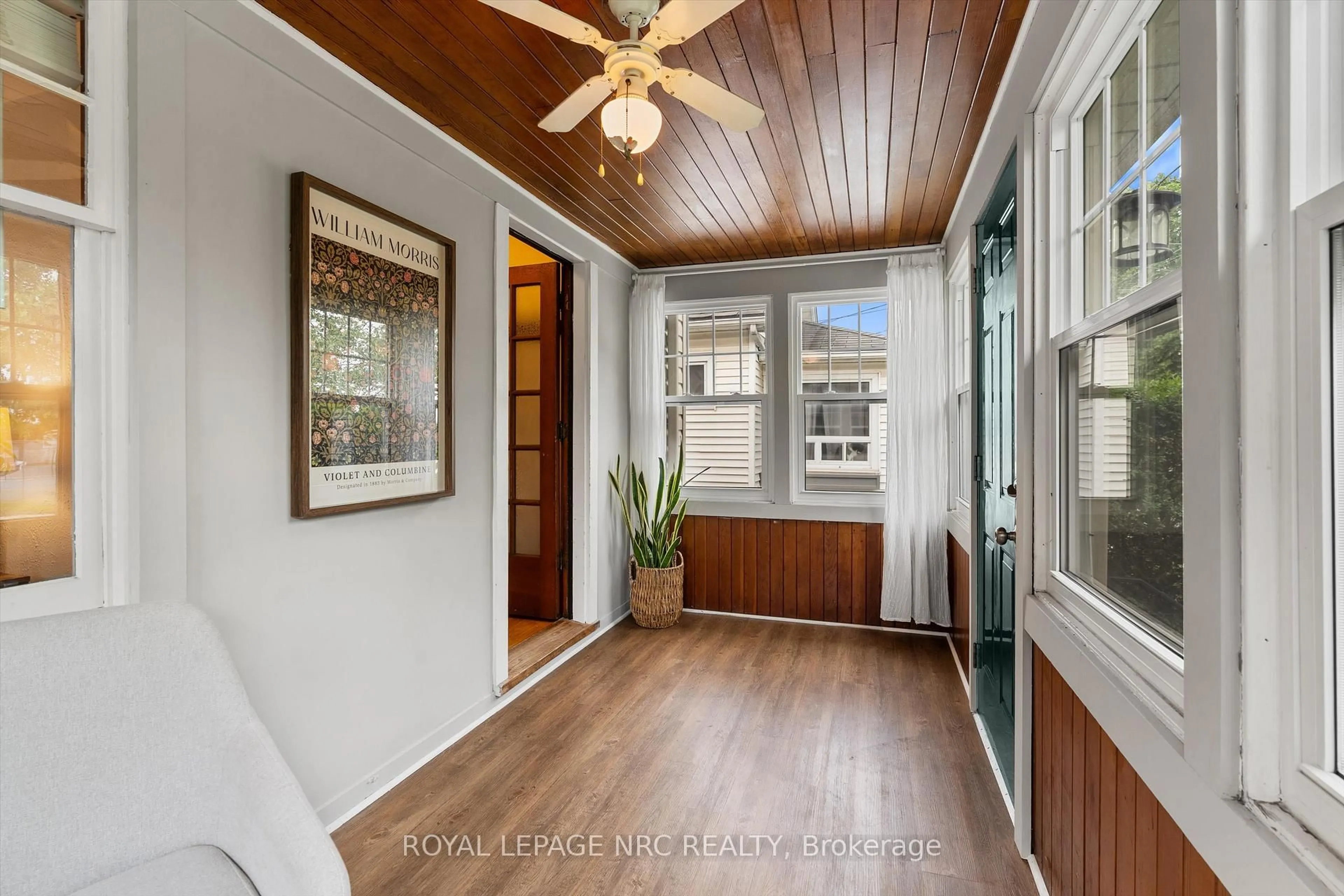 Indoor entryway for 44 Beech St, St. Catharines Ontario L2R 2B7