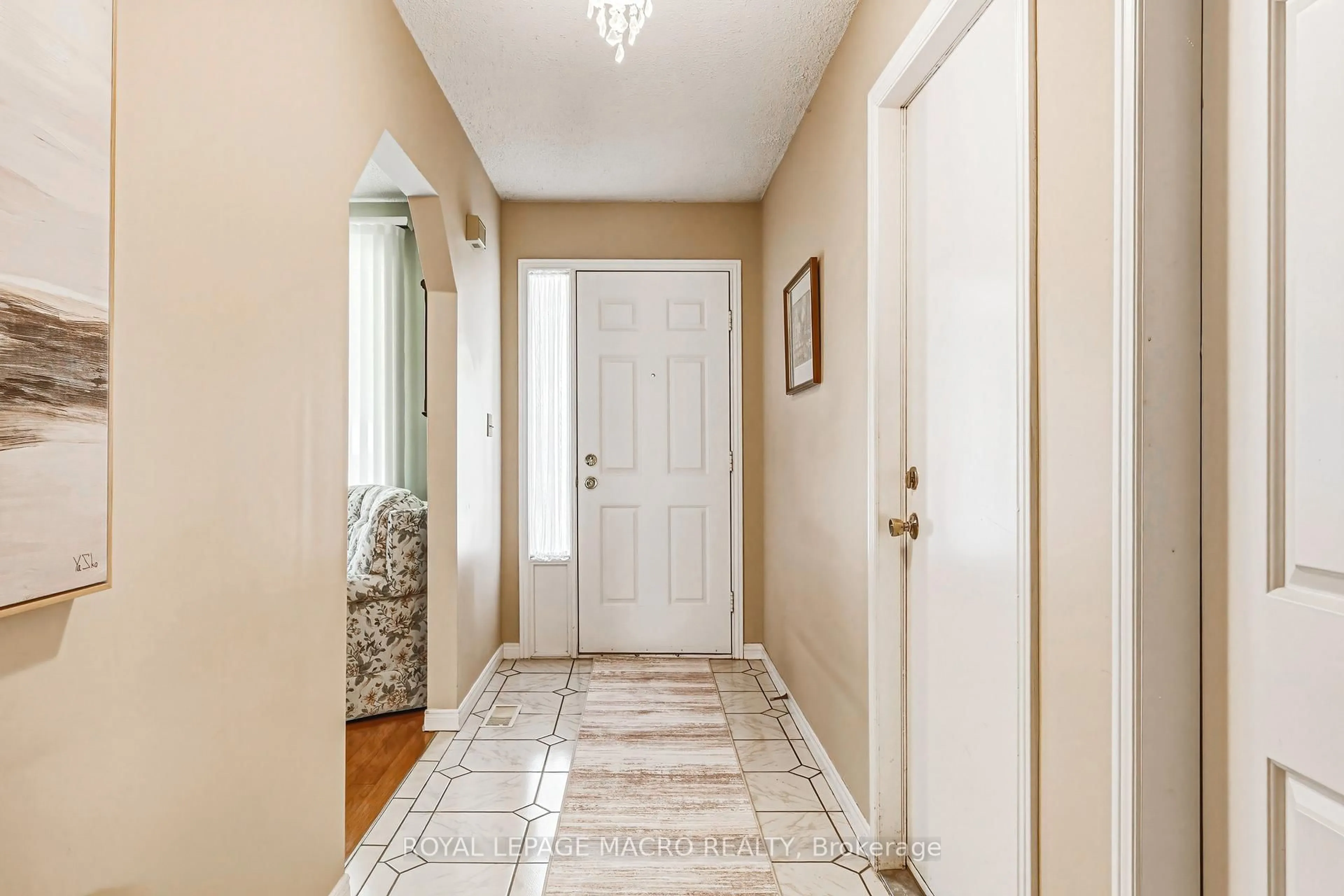 Indoor entryway for 565 Stone Church Rd, Hamilton Ontario L9B 1A5