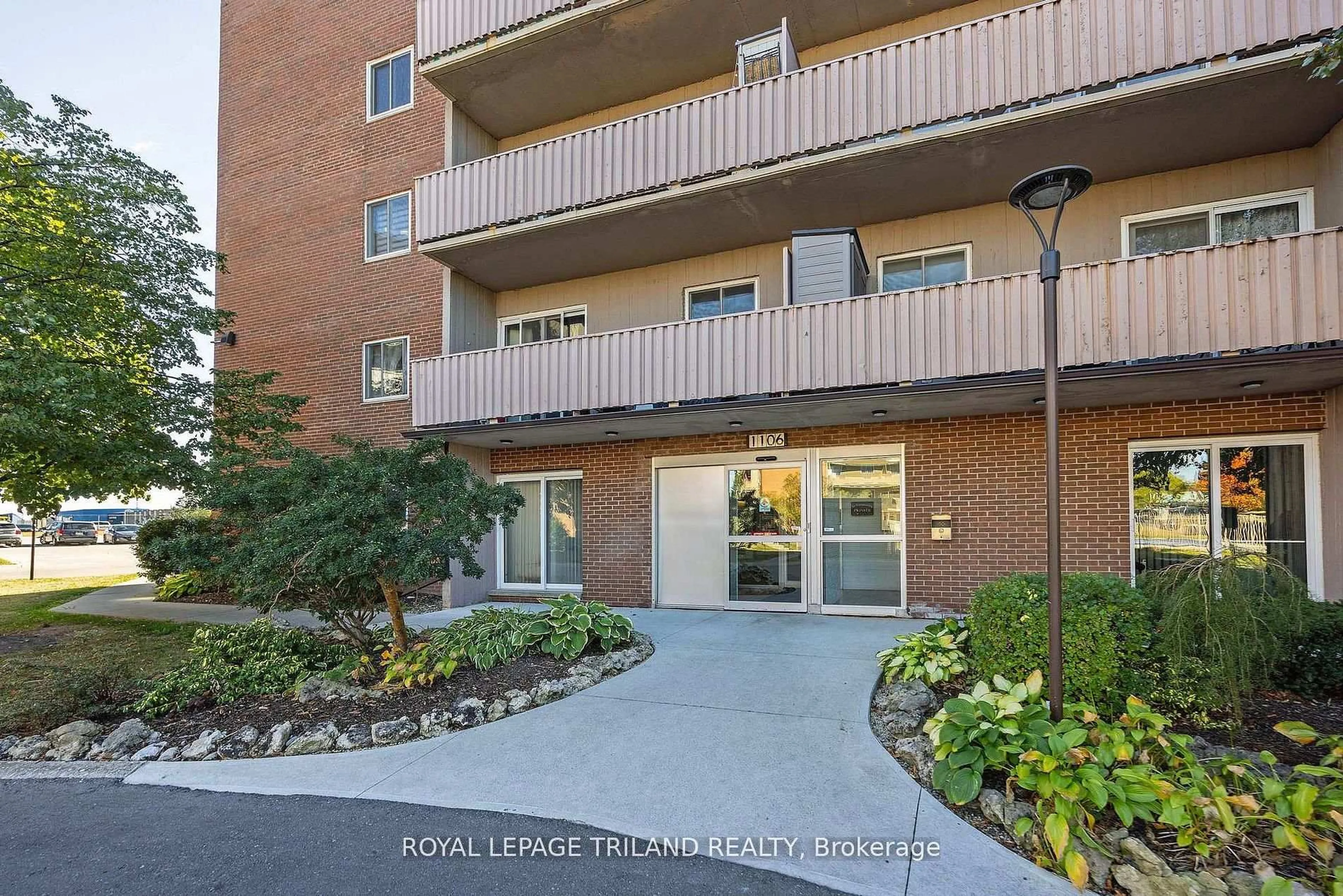 Indoor foyer for 1106 Jalna Blvd #302, London South Ontario N6E 2R9