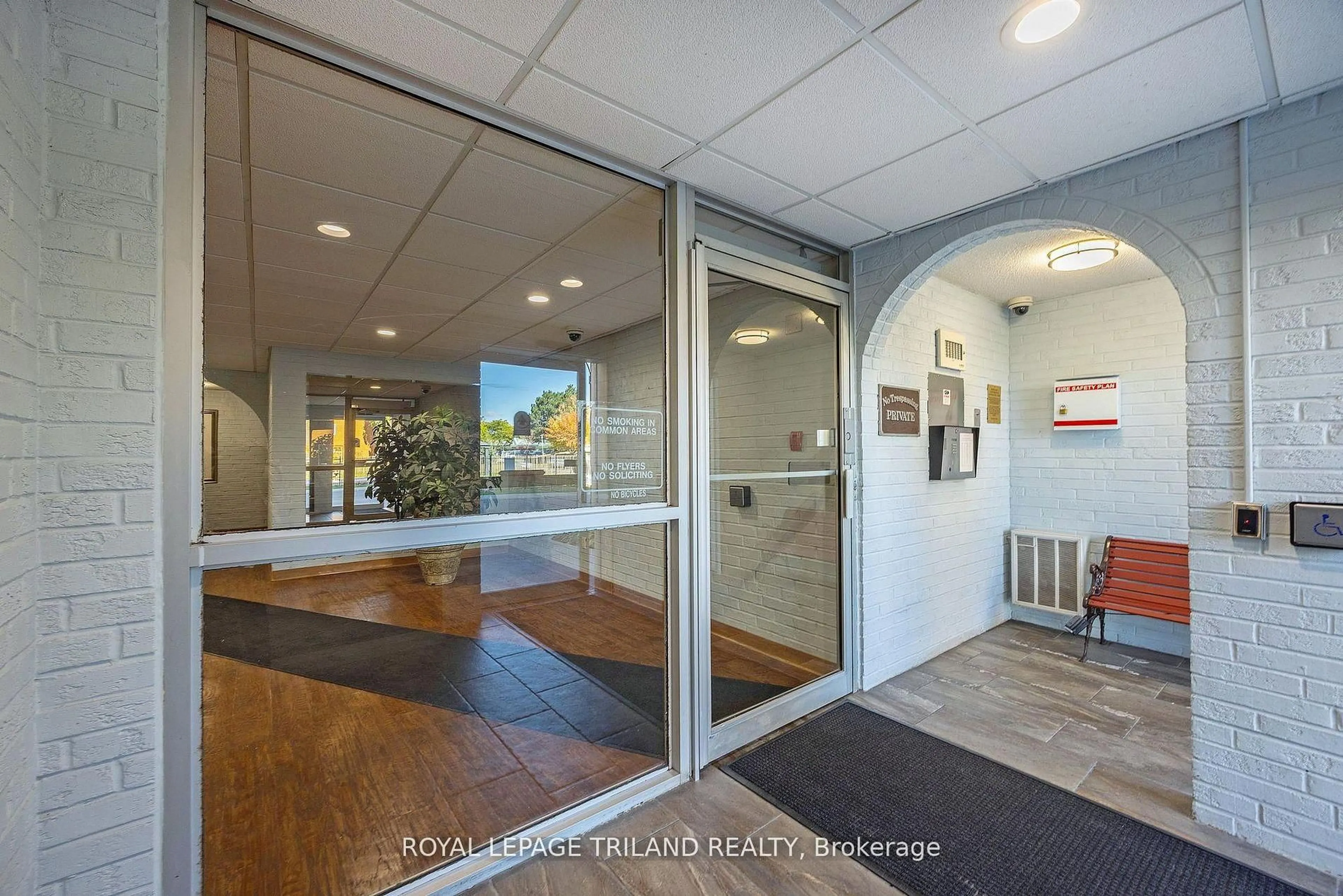 Indoor foyer for 1106 Jalna Blvd #302, London South Ontario N6E 2R9