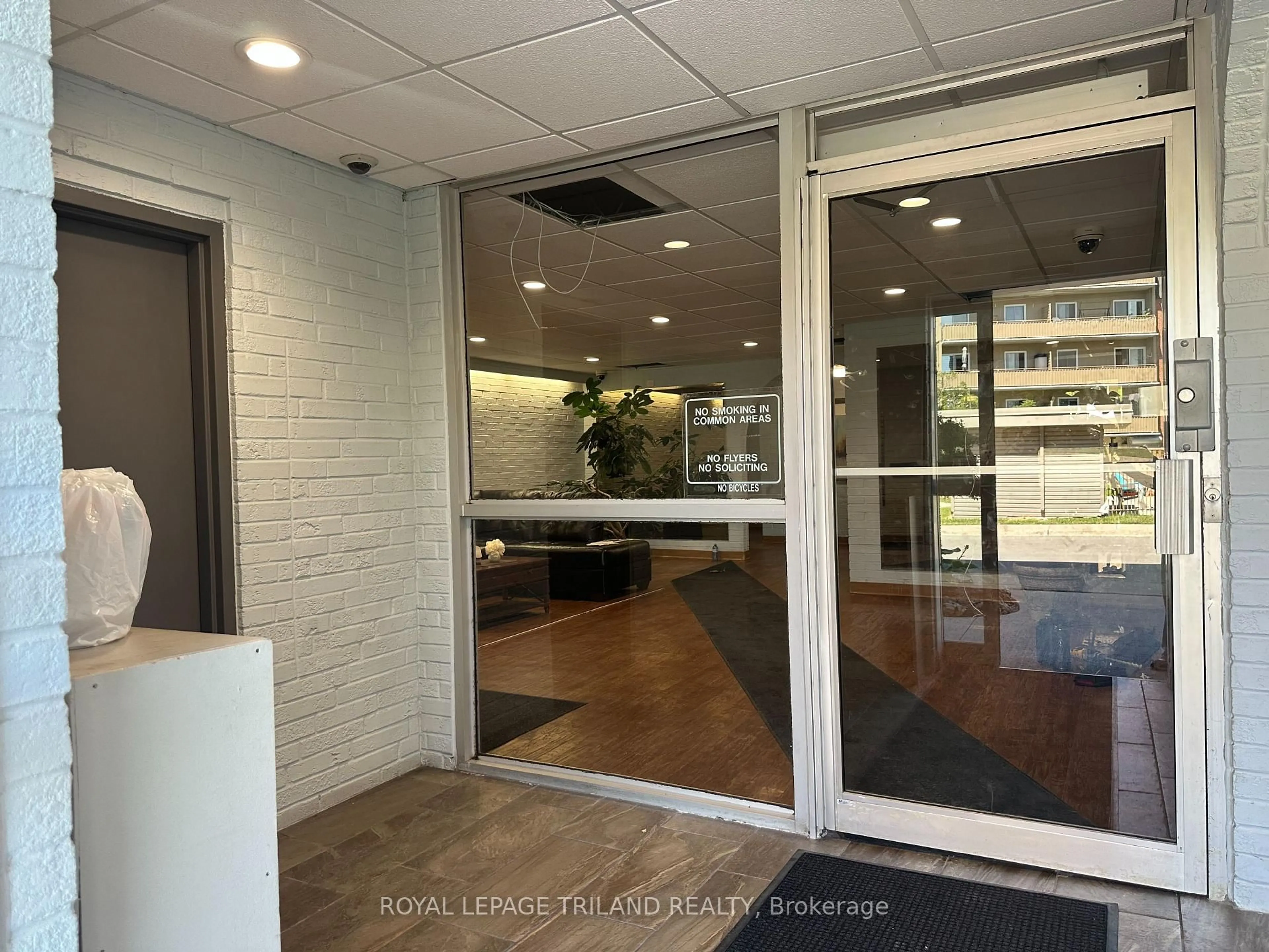 Indoor foyer for 1106 Jalna Blvd #302, London South Ontario N6E 2R9