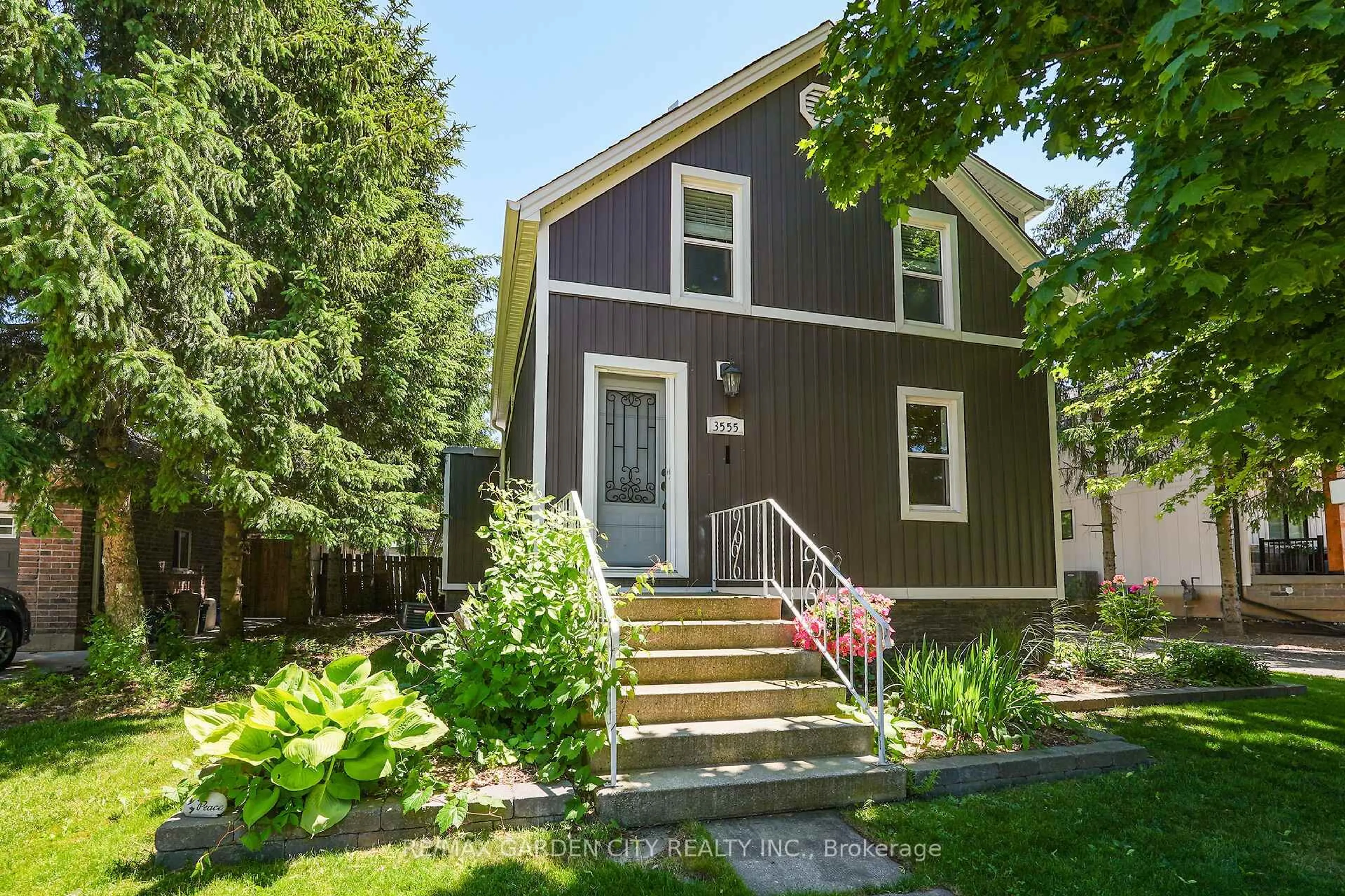Home with vinyl exterior material, street for 3555 Campden Rd, Lincoln Ontario L0R 1G0