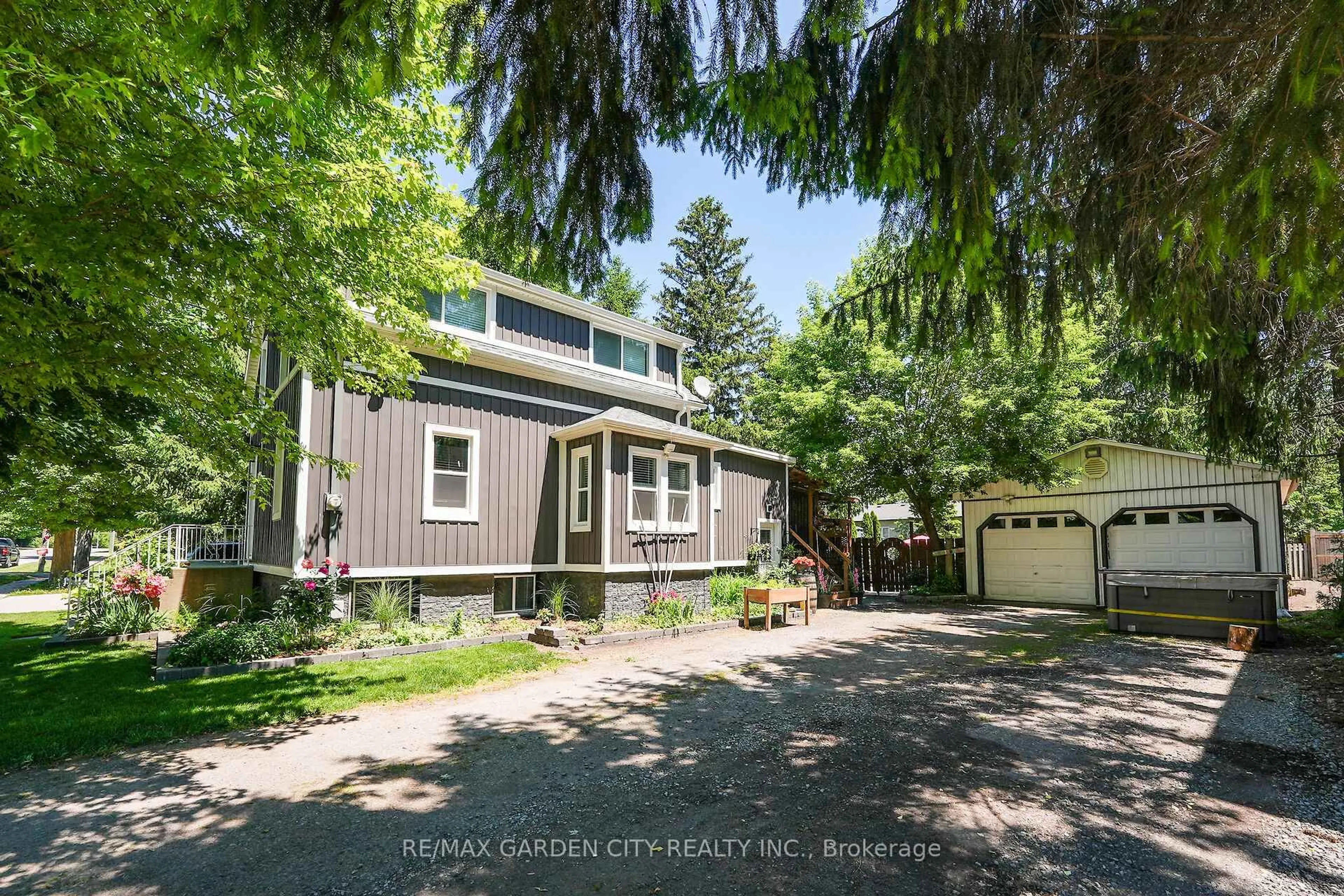A pic from outside/outdoor area/front of a property/back of a property/a pic from drone, street for 3555 Campden Rd, Lincoln Ontario L0R 1G0