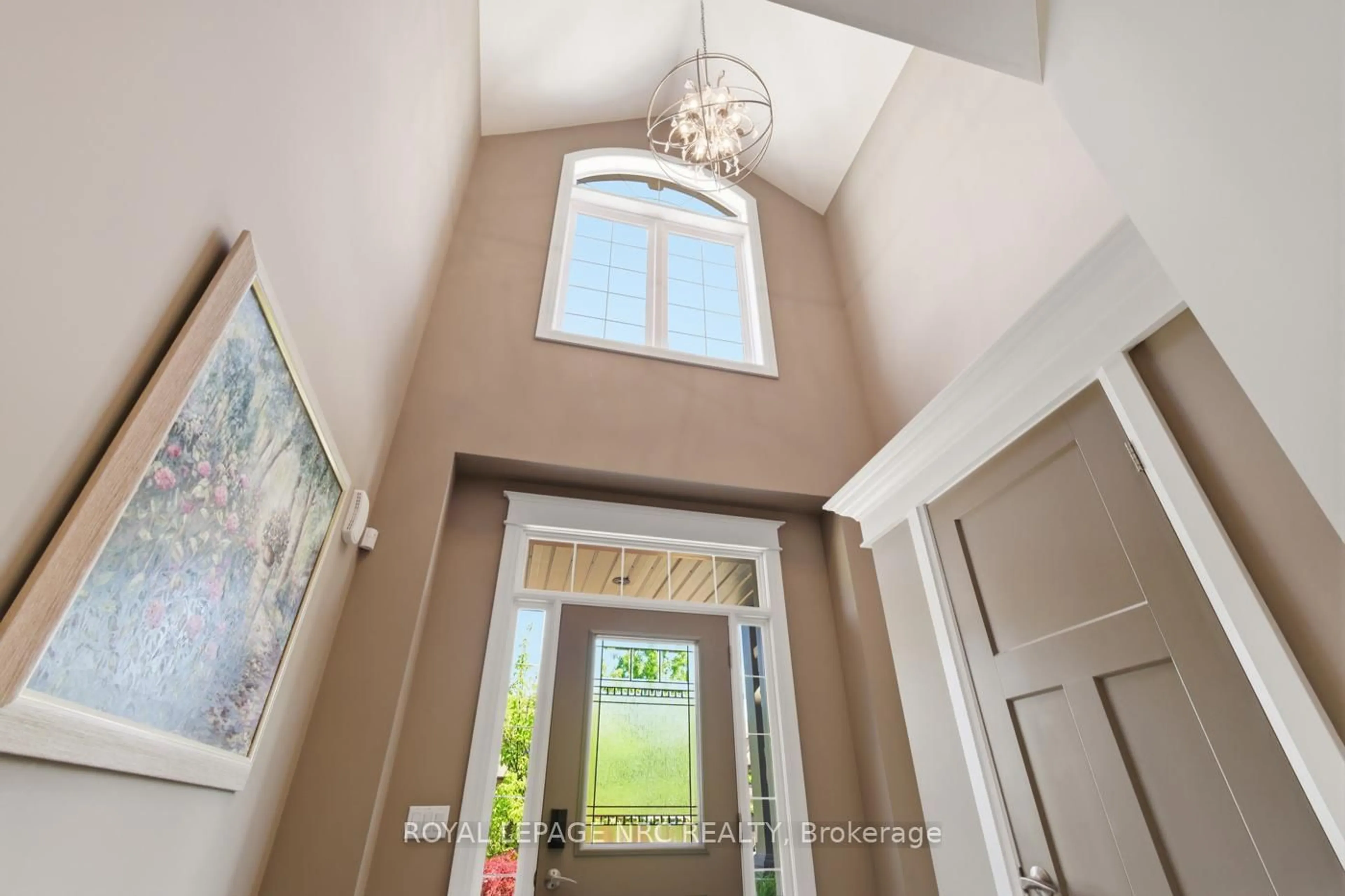 Indoor entryway for 6 Tuscany Crt, St. Catharines Ontario L2S 0E2